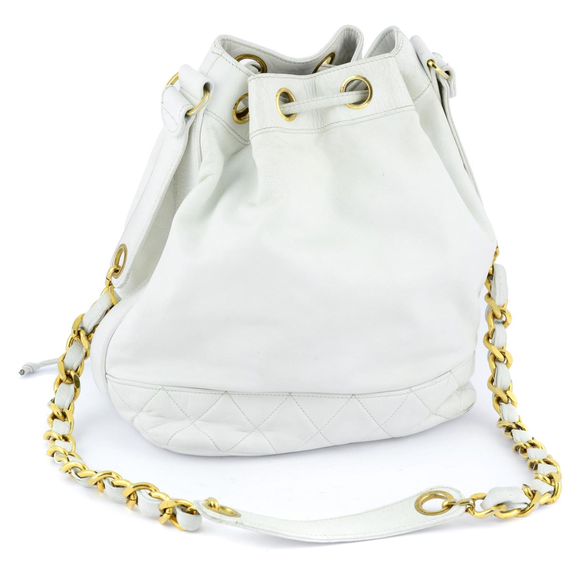 CHANEL - a circa 1990 white leather bucket bag. - Bild 2 aus 3