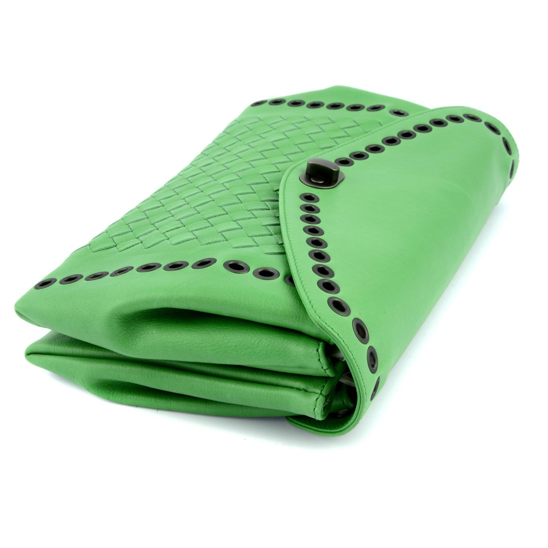 BOTTEGA VENETA- a green woven leather clutch bag. - Bild 3 aus 4