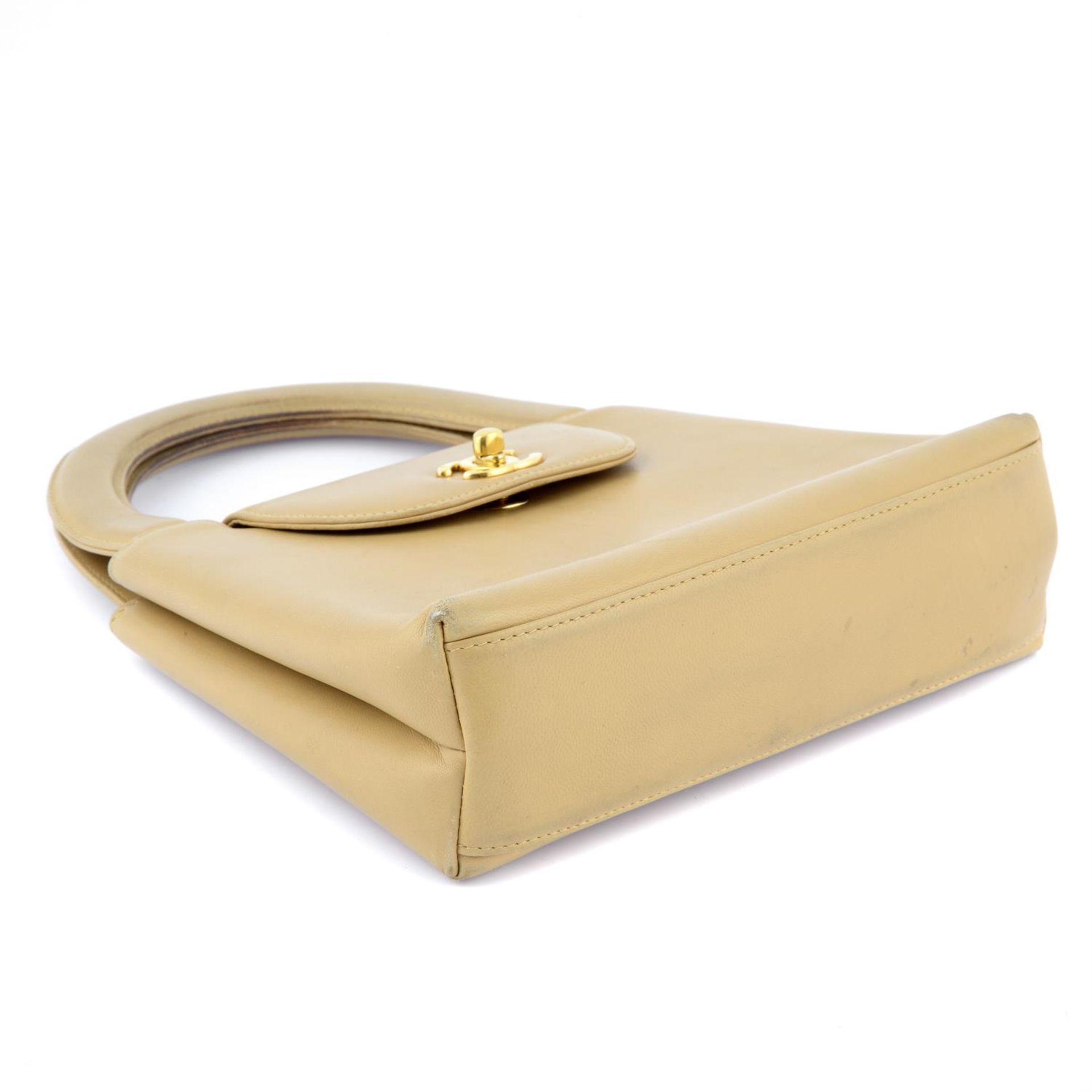 CHANEL - a beige Lambskin Kelly handbag. - Image 4 of 4