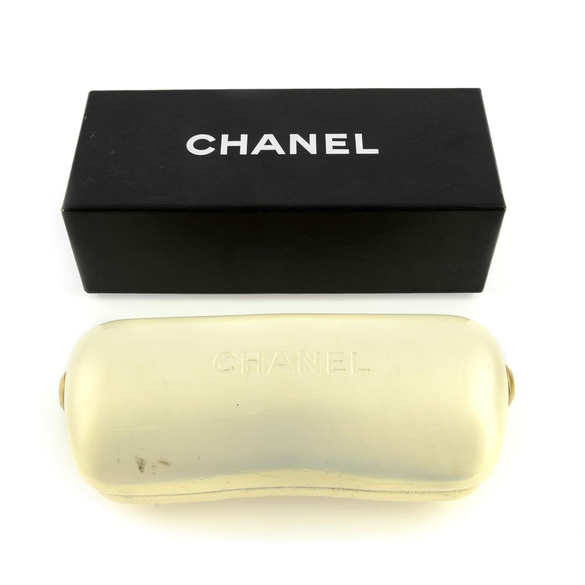 CHANEL- a pair of sunglasses. - Image 3 of 3