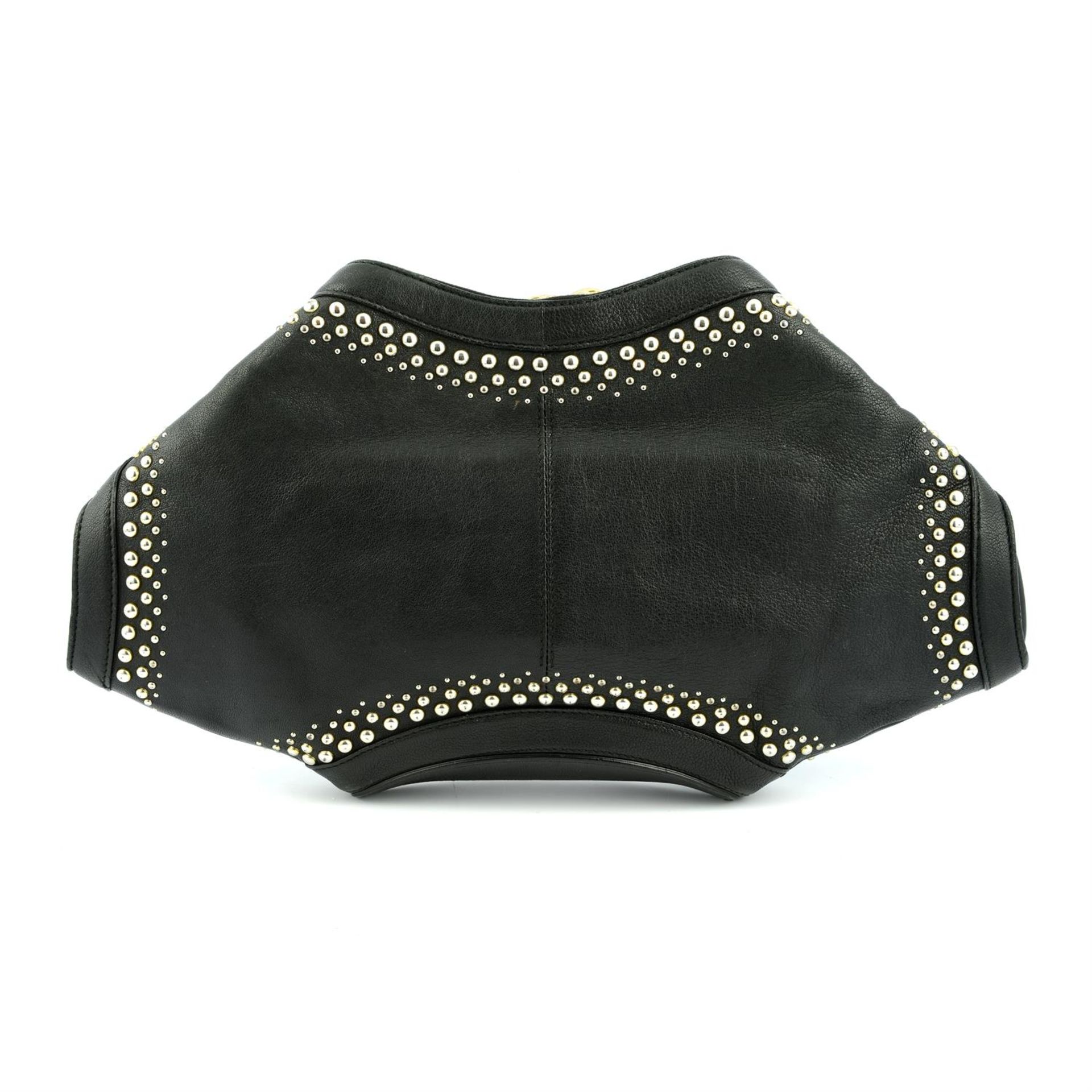 ALEXANDER MCQUEEN - a black leather studded De Manta clutch. - Bild 2 aus 4