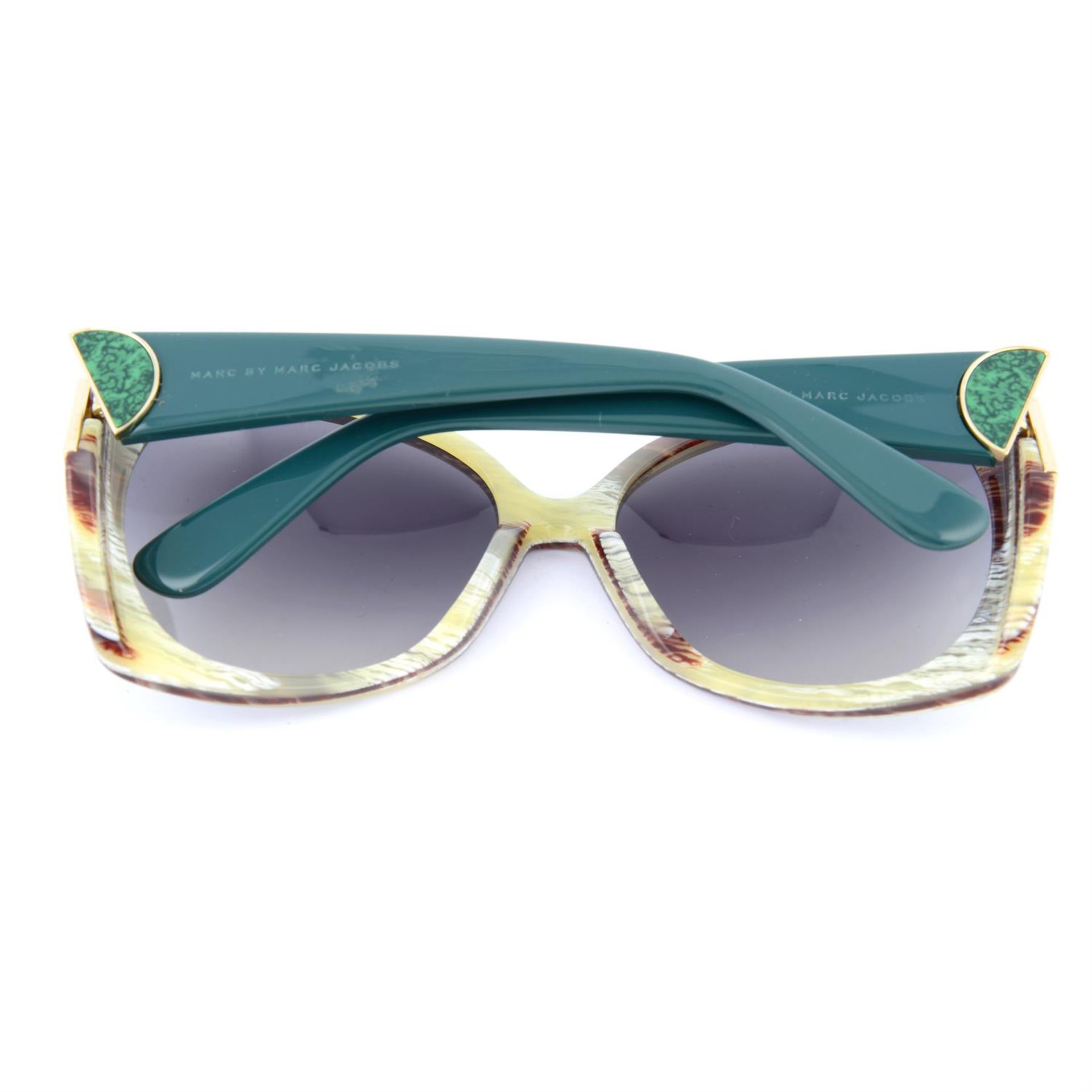 MARC JACOBS - a pair of Marc By Marc Jacobs sunglasses. - Image 2 of 3