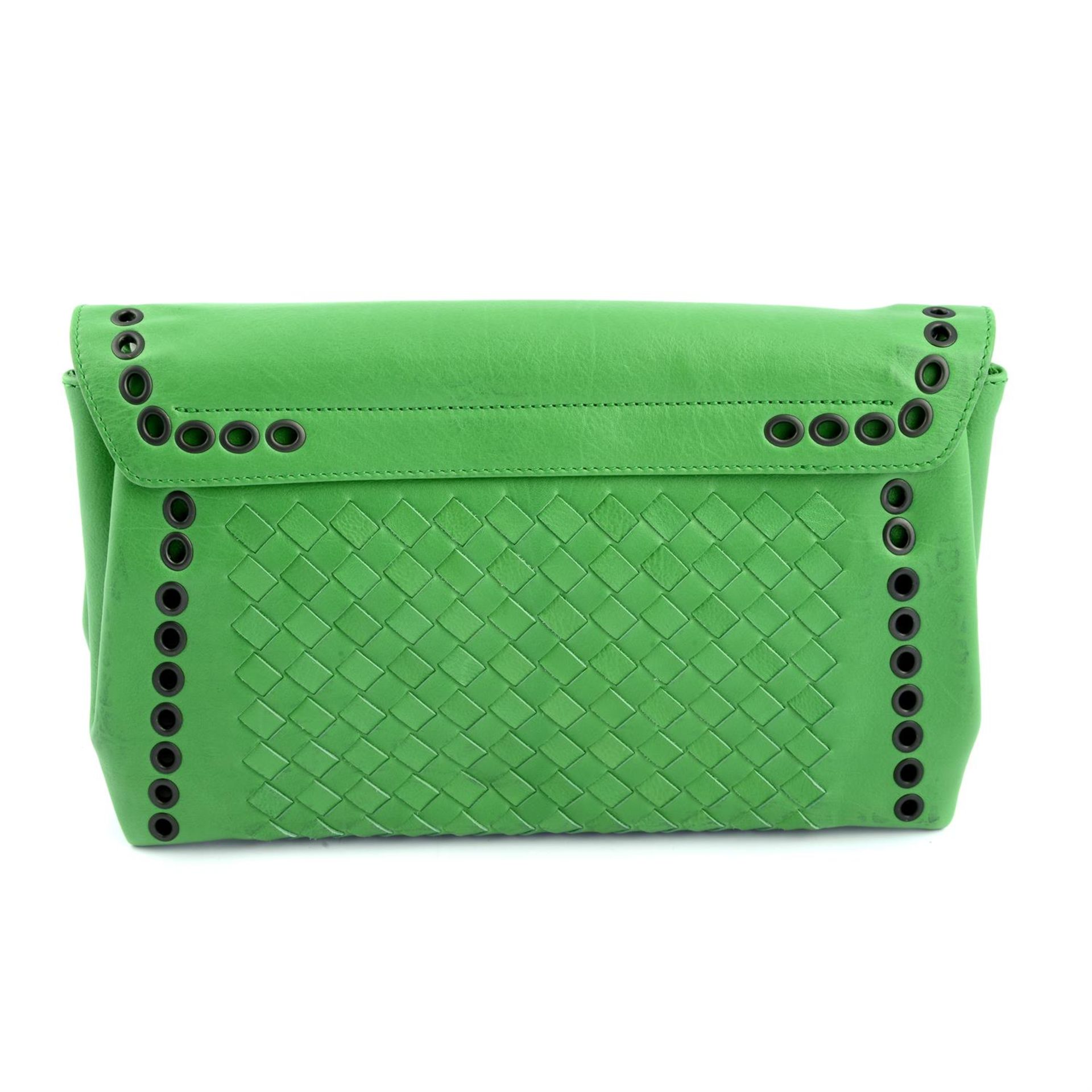 BOTTEGA VENETA- a green woven leather clutch bag. - Bild 2 aus 4