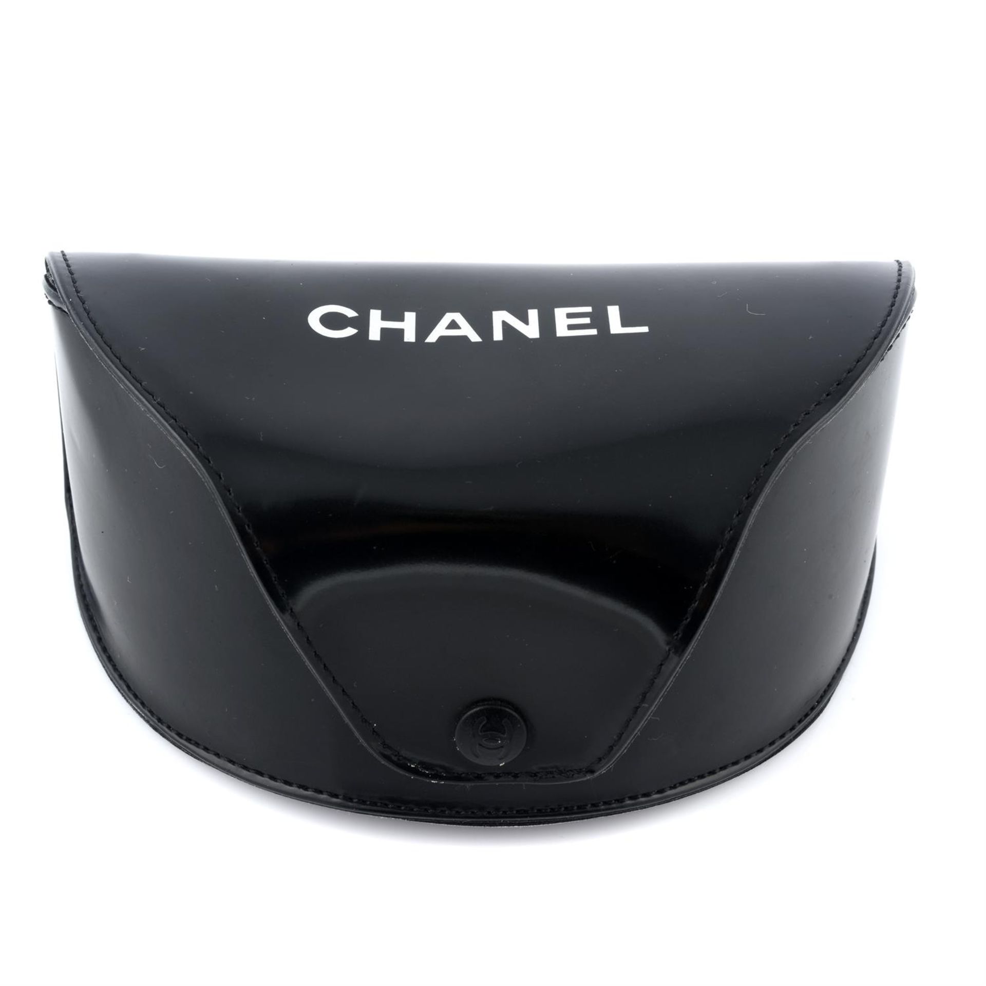 CHANEL- a pair of sunglasses. - Image 3 of 3