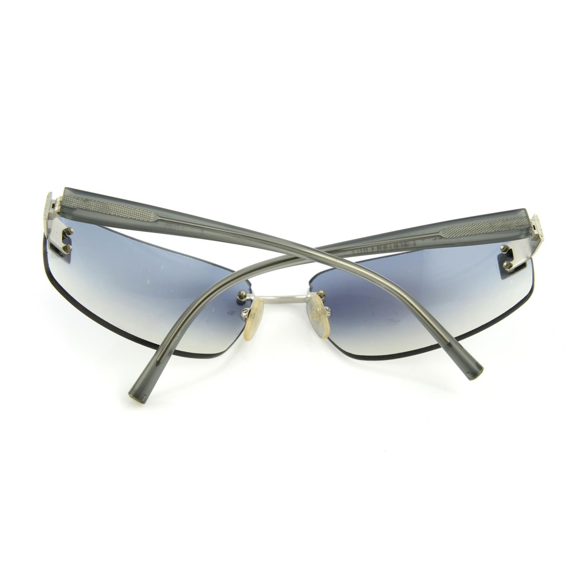 CHANEL- a pair of sunglasses. - Image 2 of 3