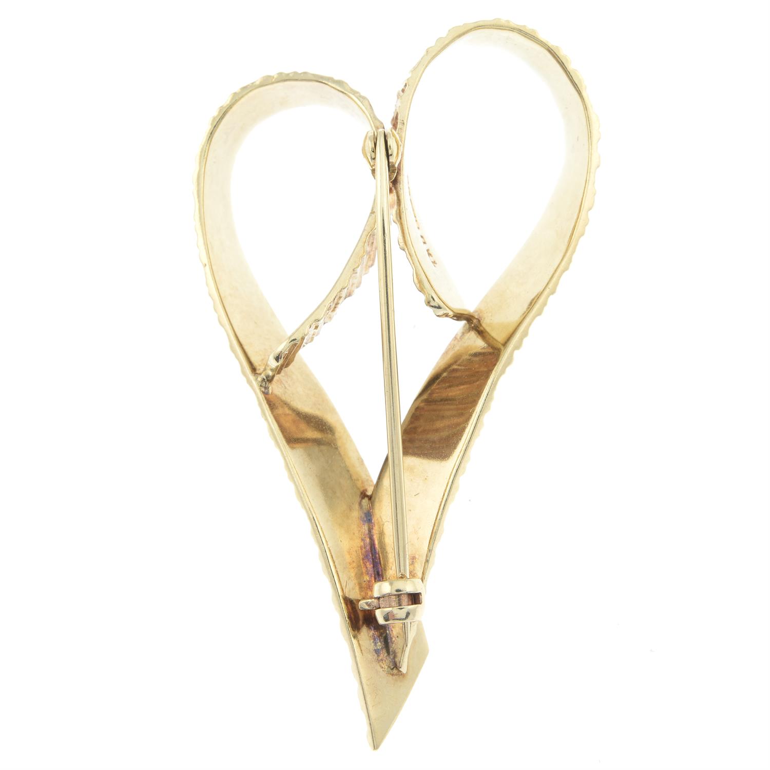 A 9ct gold textured stylised heart brooch. - Image 2 of 2