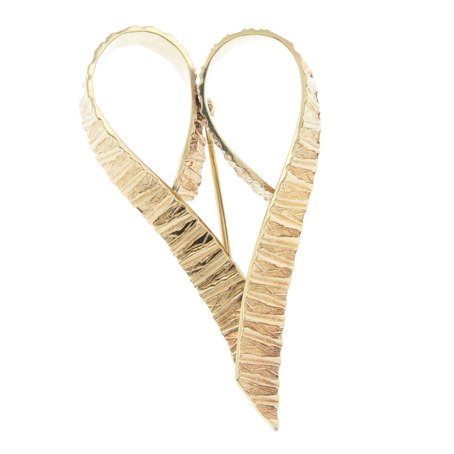 A 9ct gold textured stylised heart brooch.