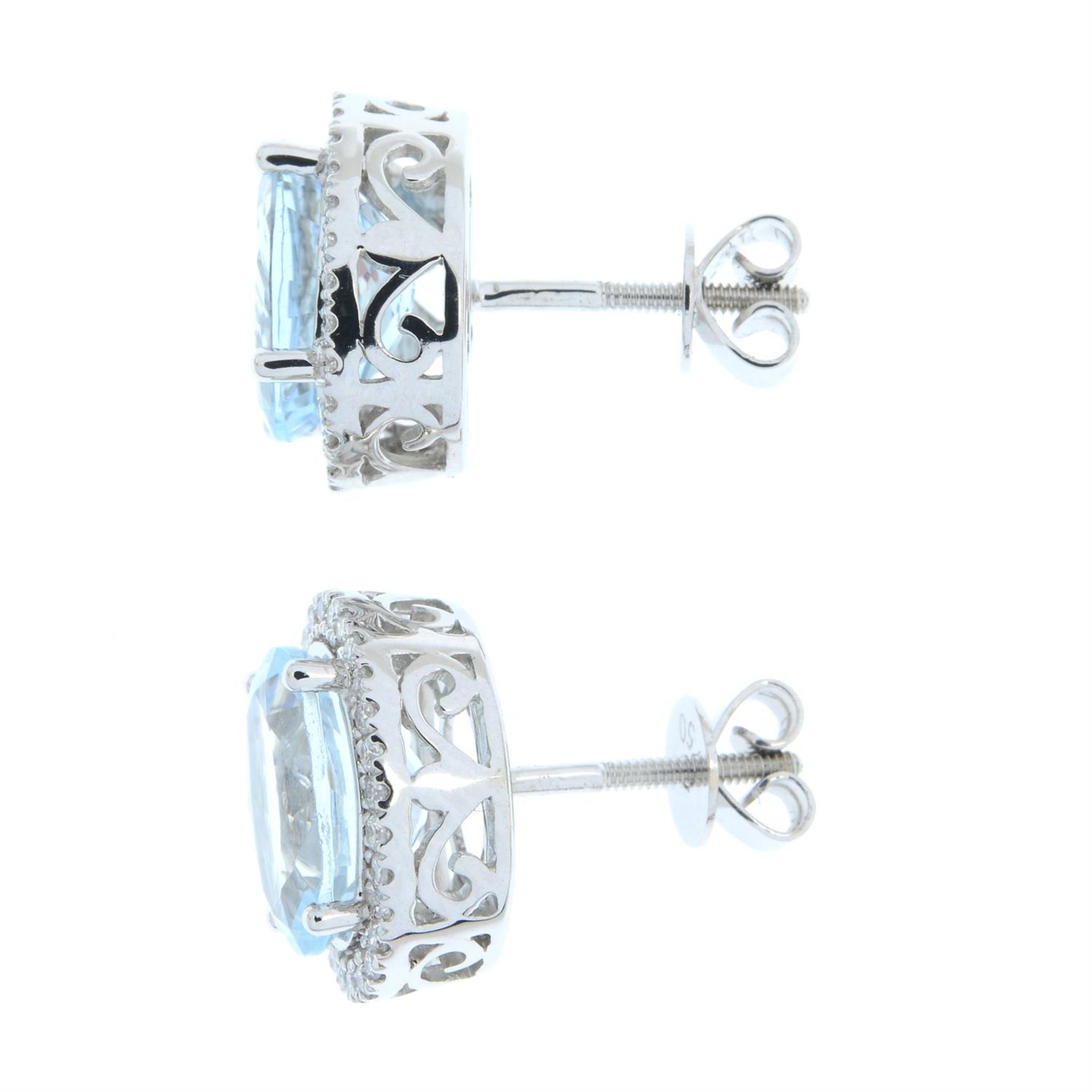 A pair of 18ct gold aquamarine and diamond cluster earrings. - Bild 2 aus 2