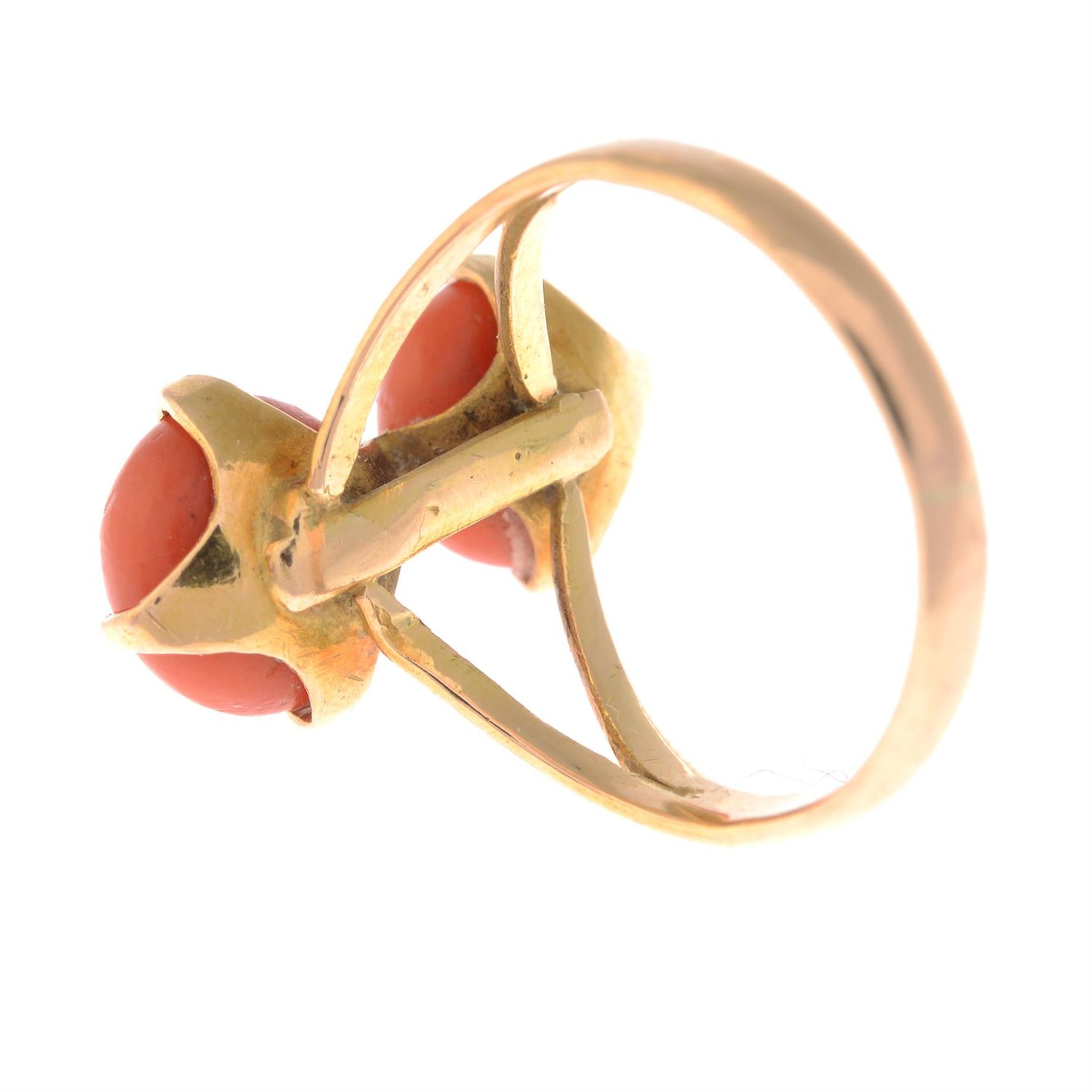 A coral dress ring. - Image 2 of 2