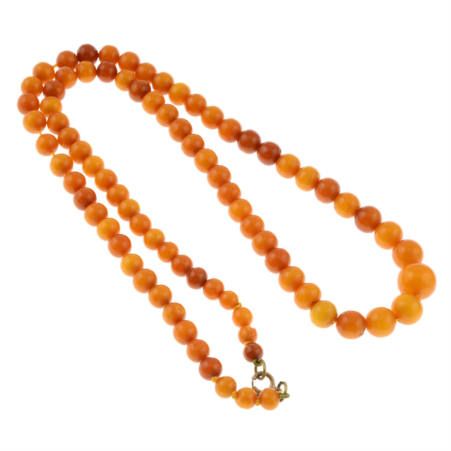 A single-strand amber bead necklace. - Image 2 of 2