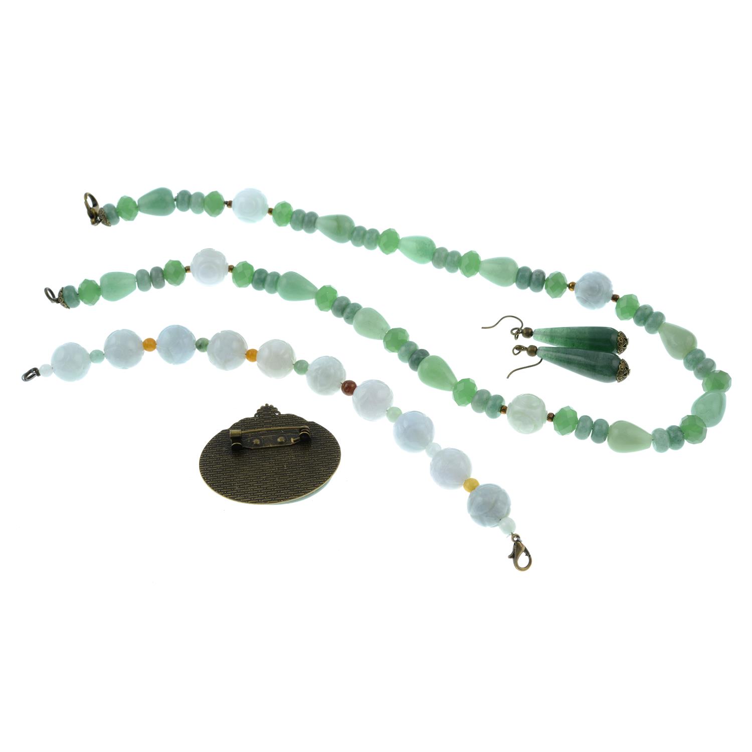 Four pieces of aventruine quartz and vari-hue jade jewellery. - Image 2 of 2