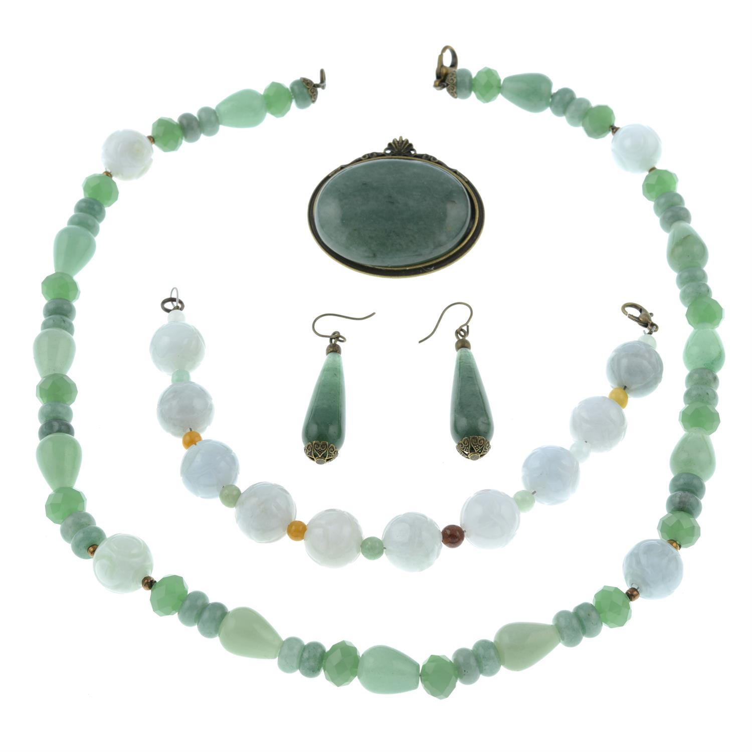 Four pieces of aventruine quartz and vari-hue jade jewellery.