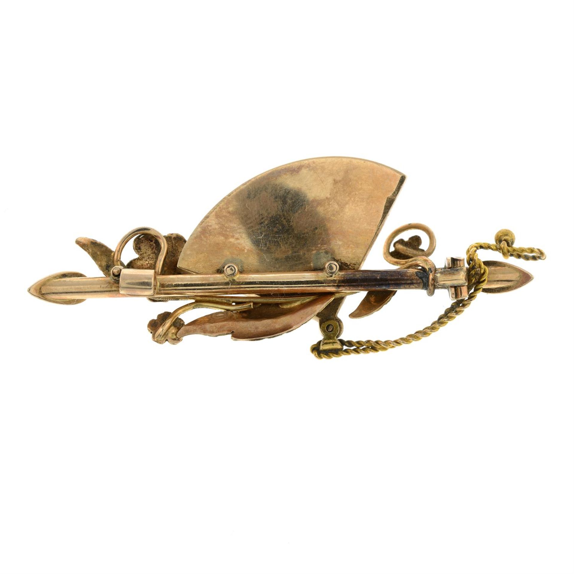 An early 20th century gold, gold-bearing quartz fan brooch, with foliate detail. - Bild 2 aus 2