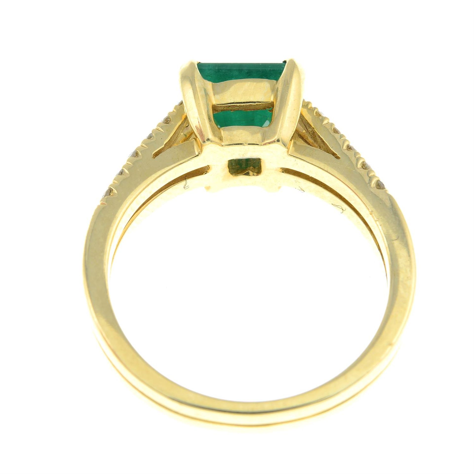 An emerald ring, with brilliant-cut diamond shoulders. - Image 2 of 2