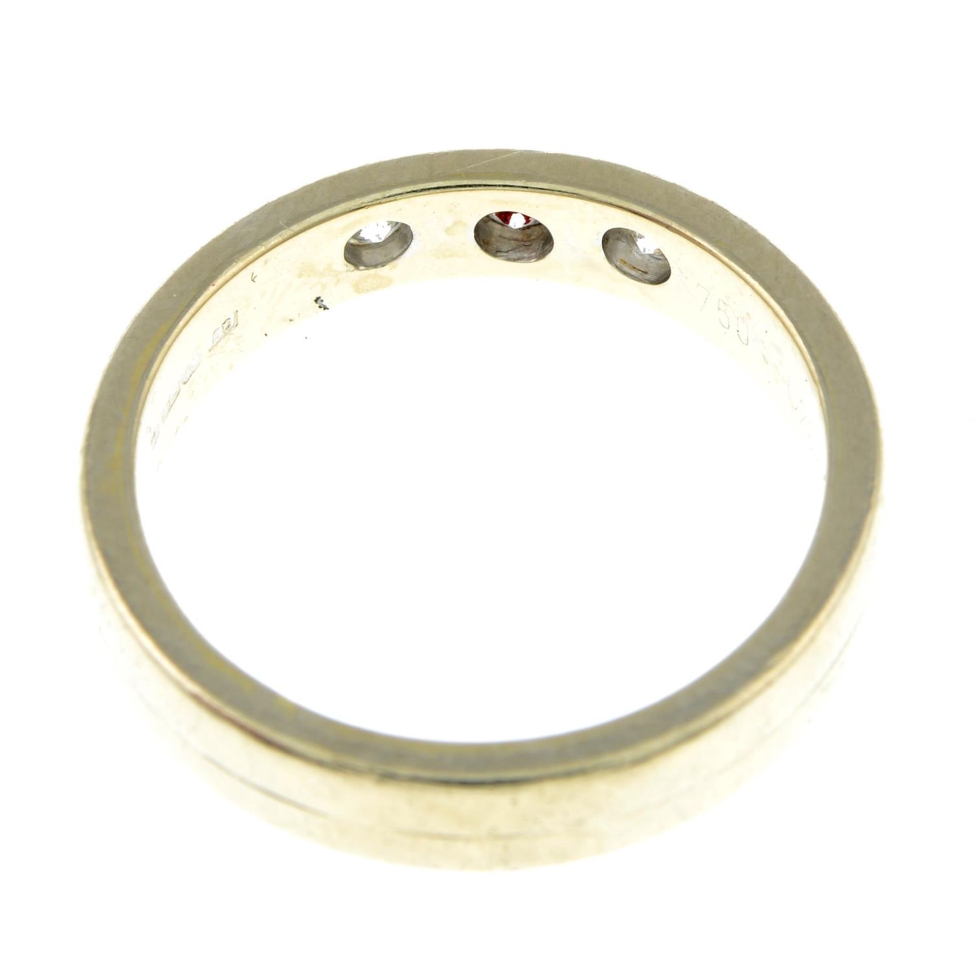 An 18ct gold diamond three-stone band ring. - Bild 2 aus 2
