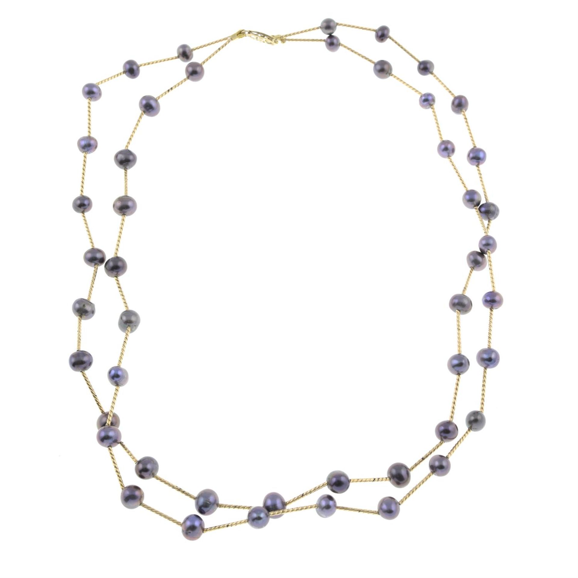 A cultured pearl necklace.