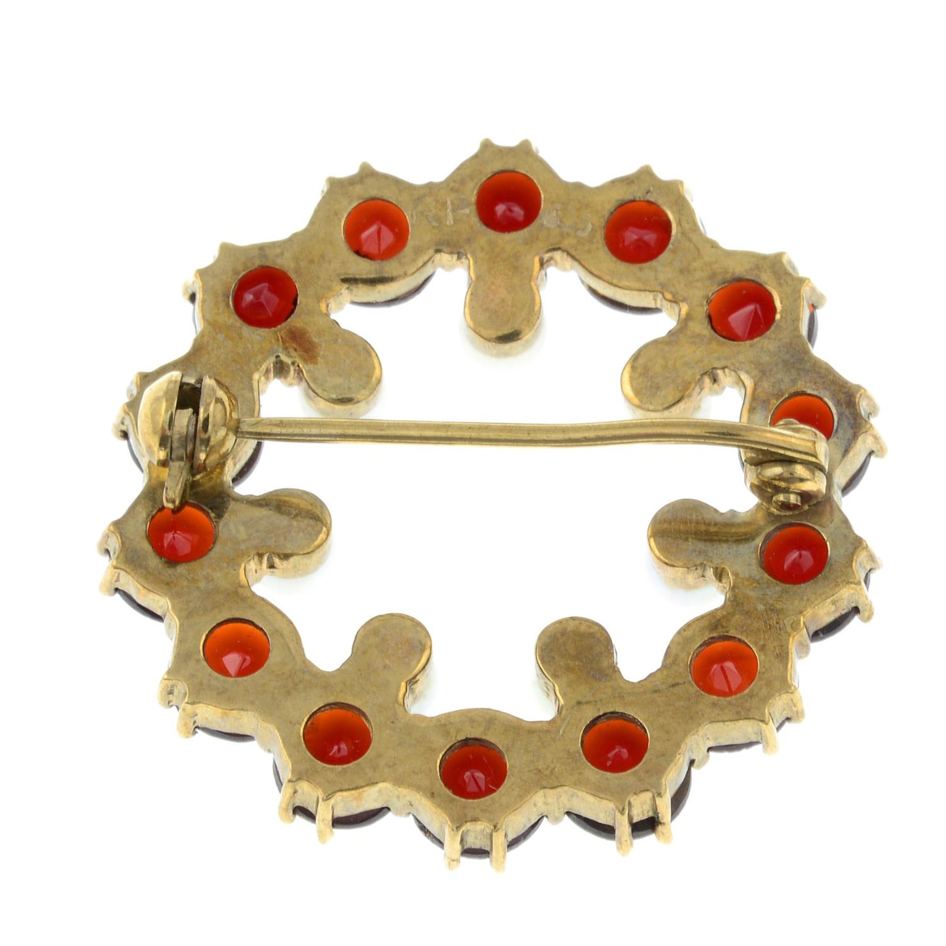 A garnet and seed pearl wreath brooch. - Image 2 of 2