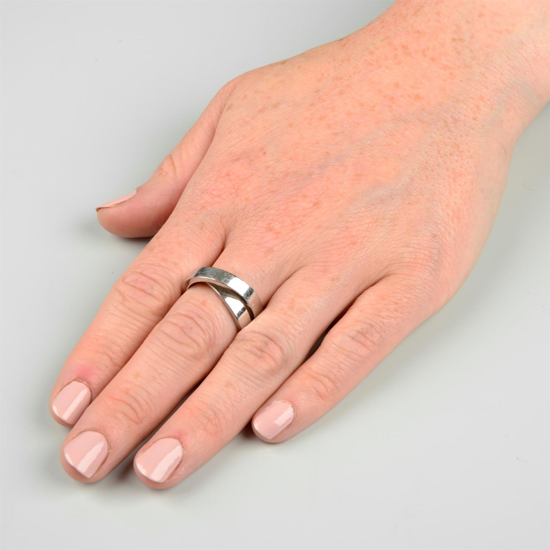 A 'Nouvelle Vague' crossover dress ring, by Cartier. - Image 6 of 7