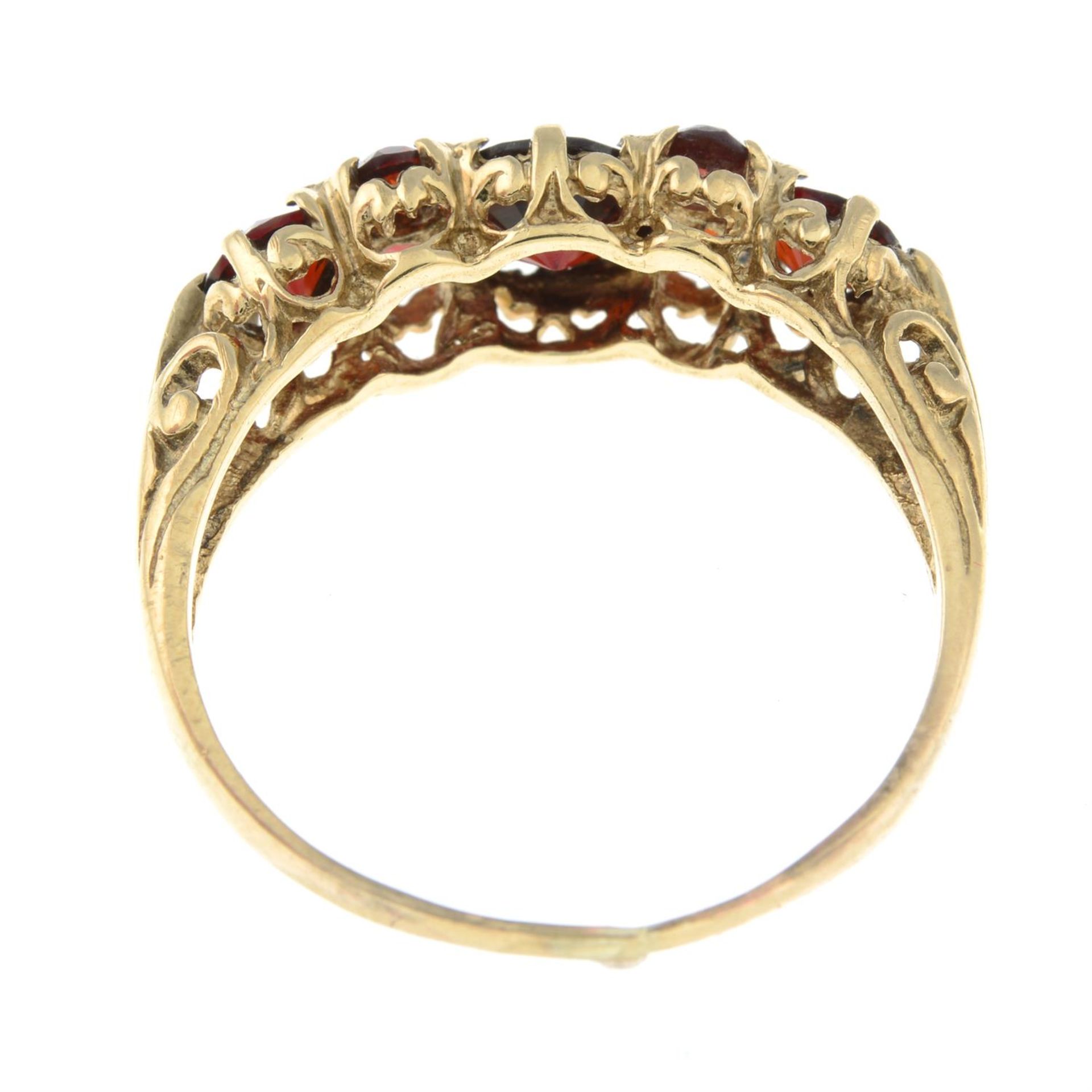 A garnet dress ring. - Image 2 of 2
