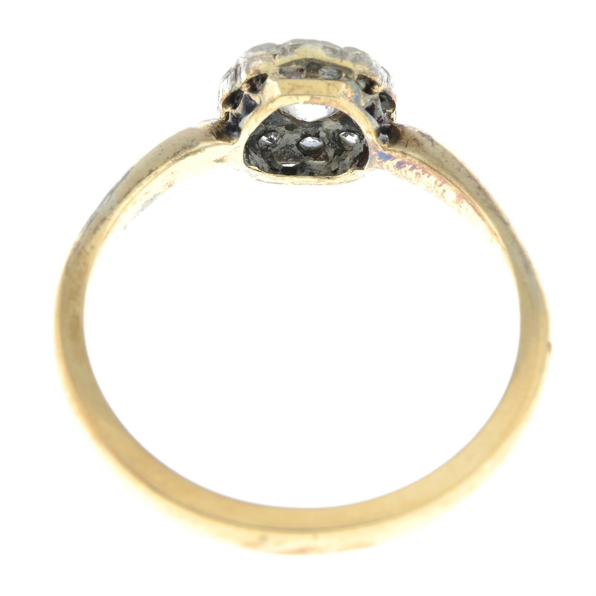 An early 20th century 18ct gold old-cut diamond cluster ring. - Bild 2 aus 2