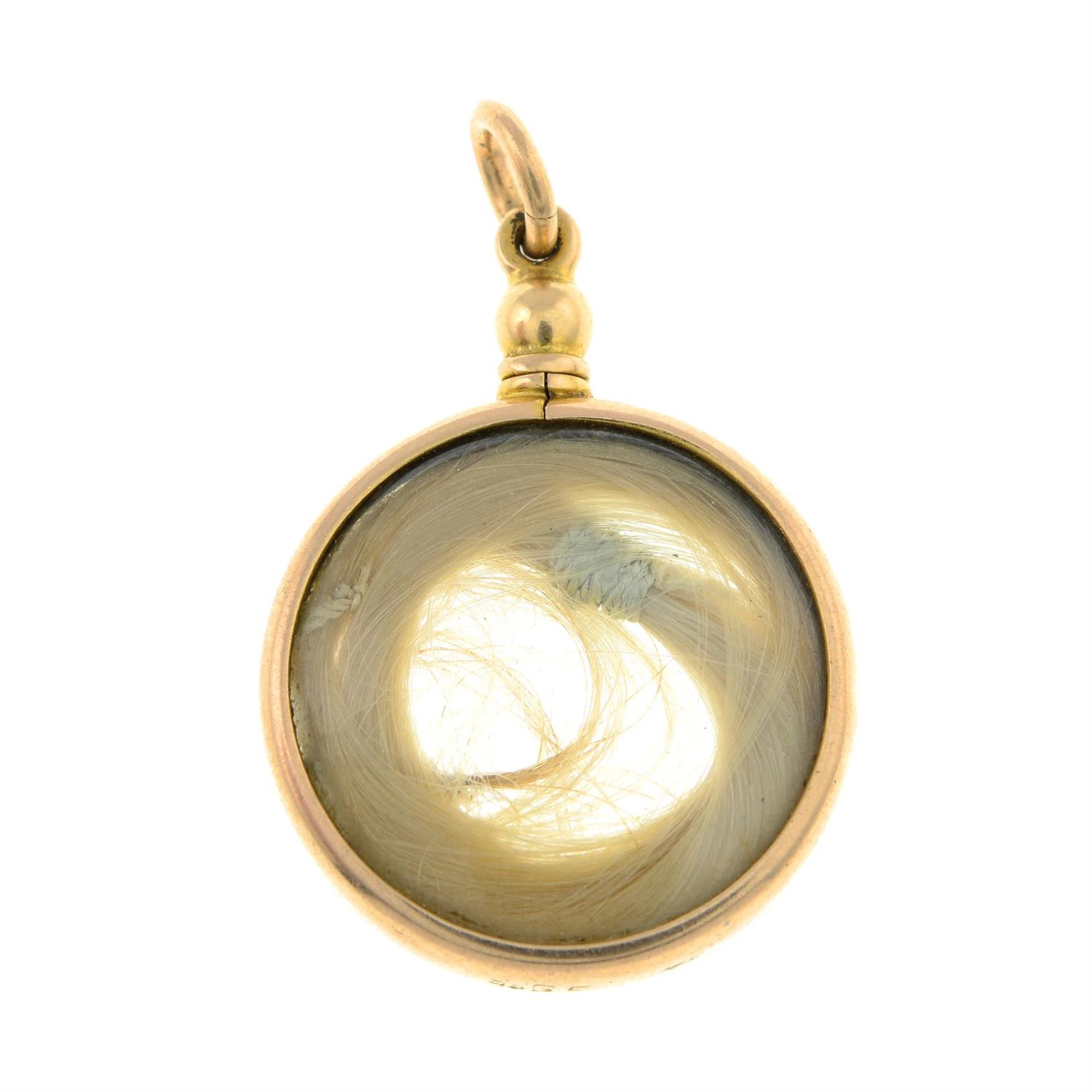 An early 20th century 15ct gold locket, containing a lock of hair. - Bild 2 aus 2