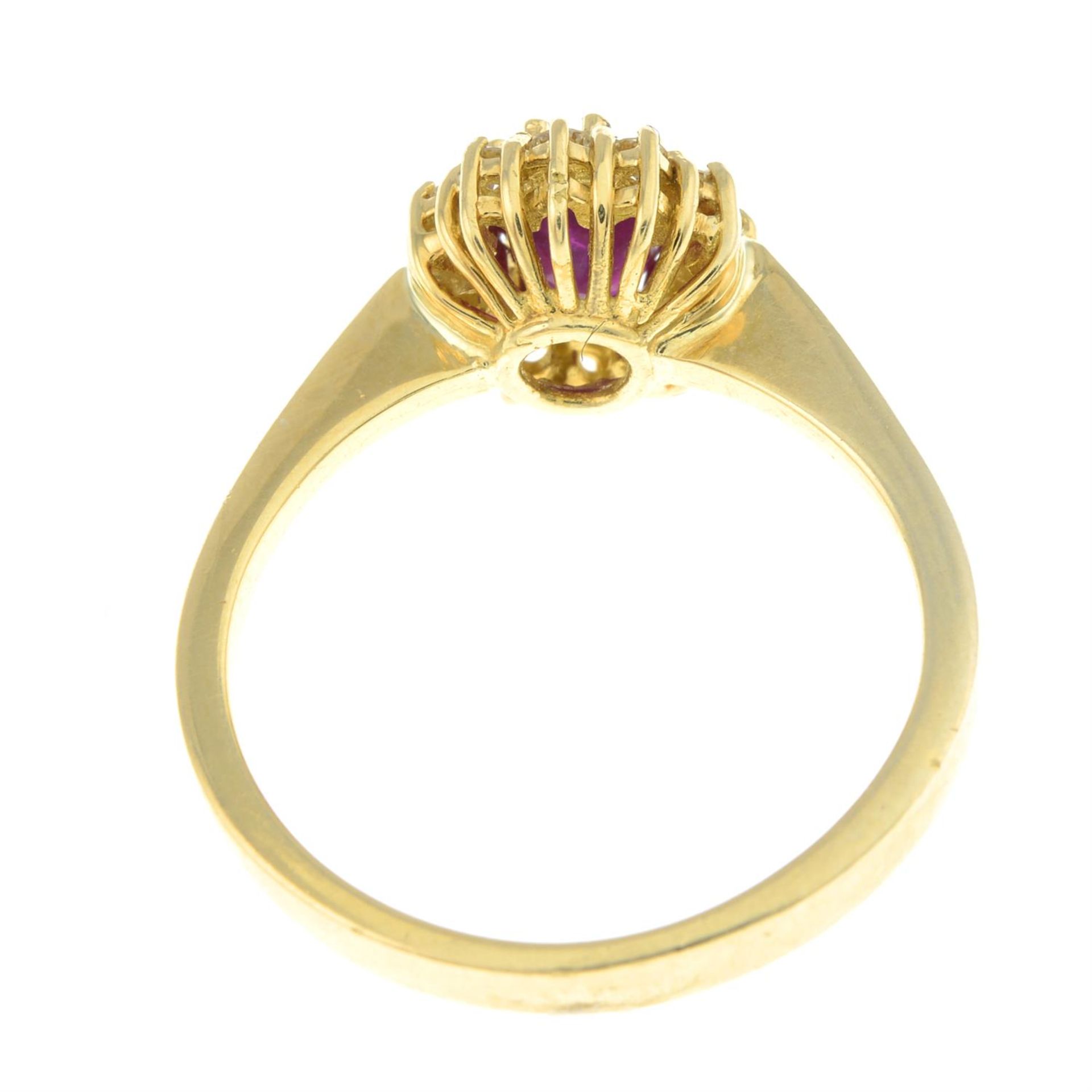 A ruby and brilliant-cut diamond cluster ring. - Bild 2 aus 2