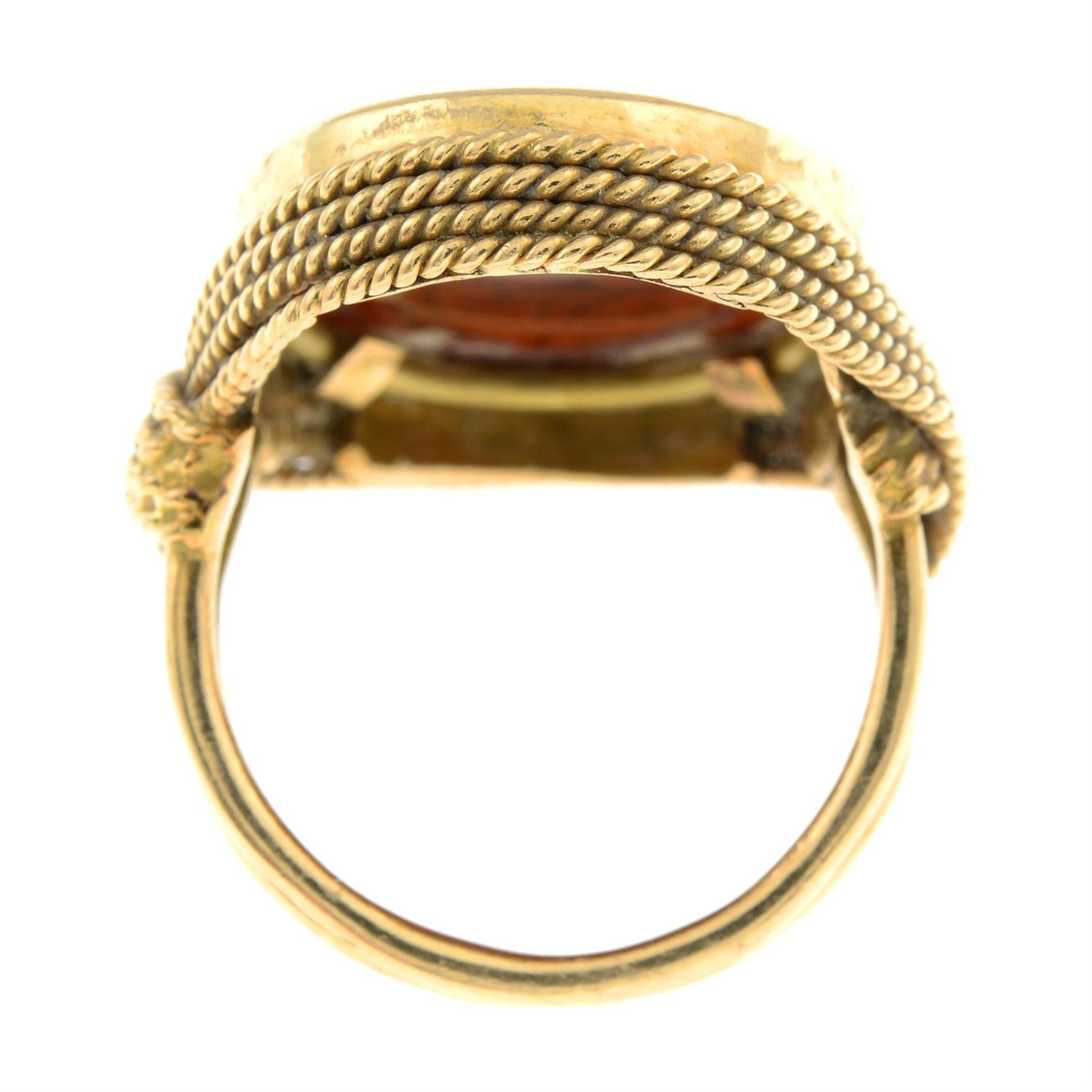 A carnelian intaglio ring, with Arabic script. - Image 2 of 2