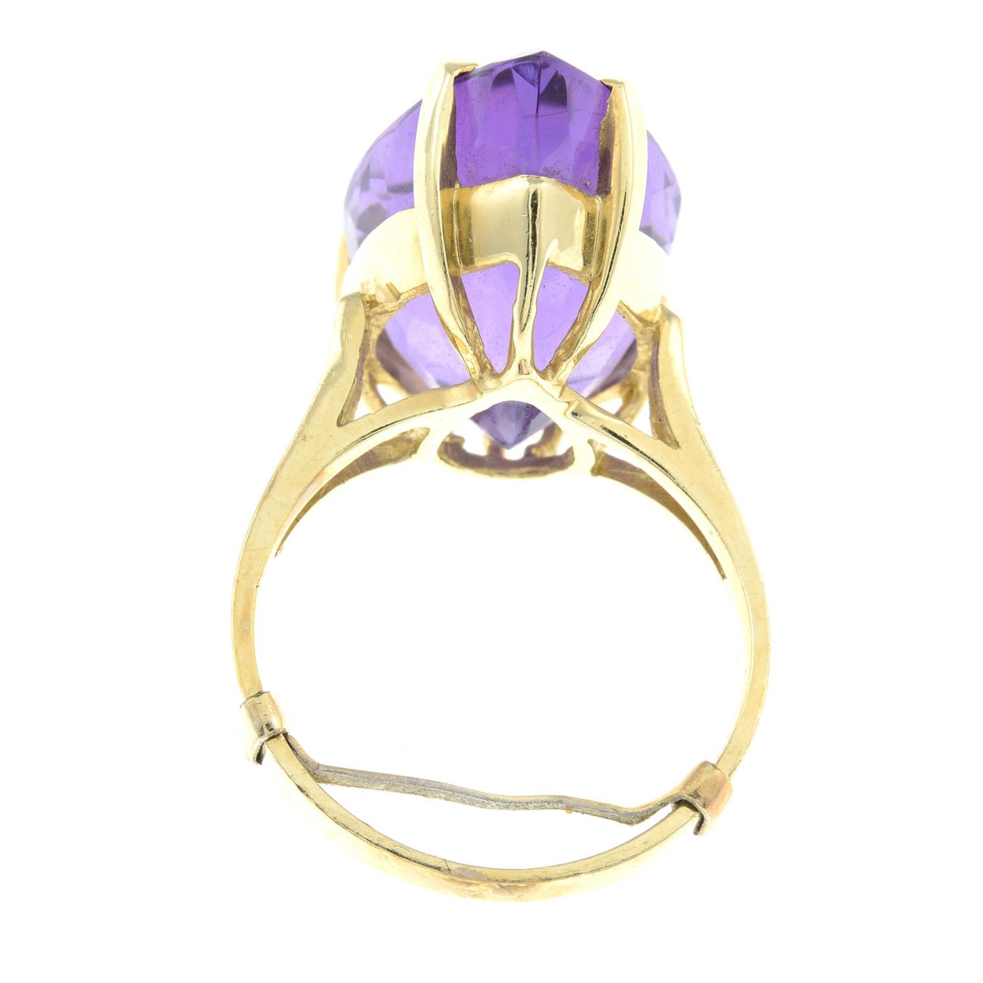 An amethyst dress ring. - Image 2 of 2