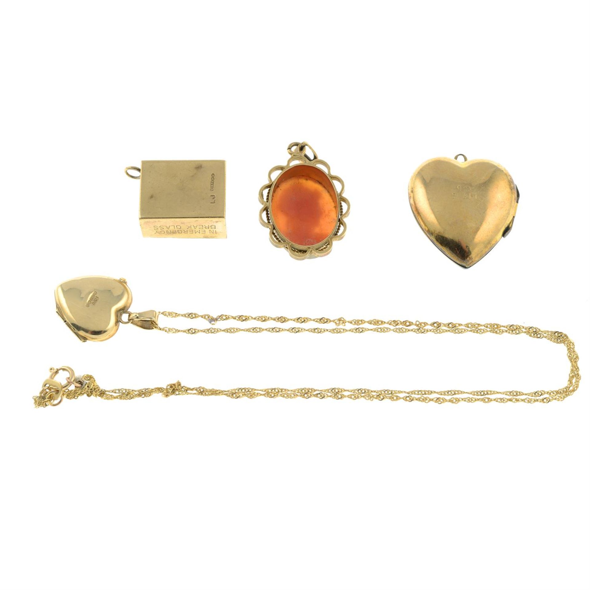 Four items of jewellery, to include a 9ct gold heart-shape locket pendant, with chain and a shell - Image 2 of 2