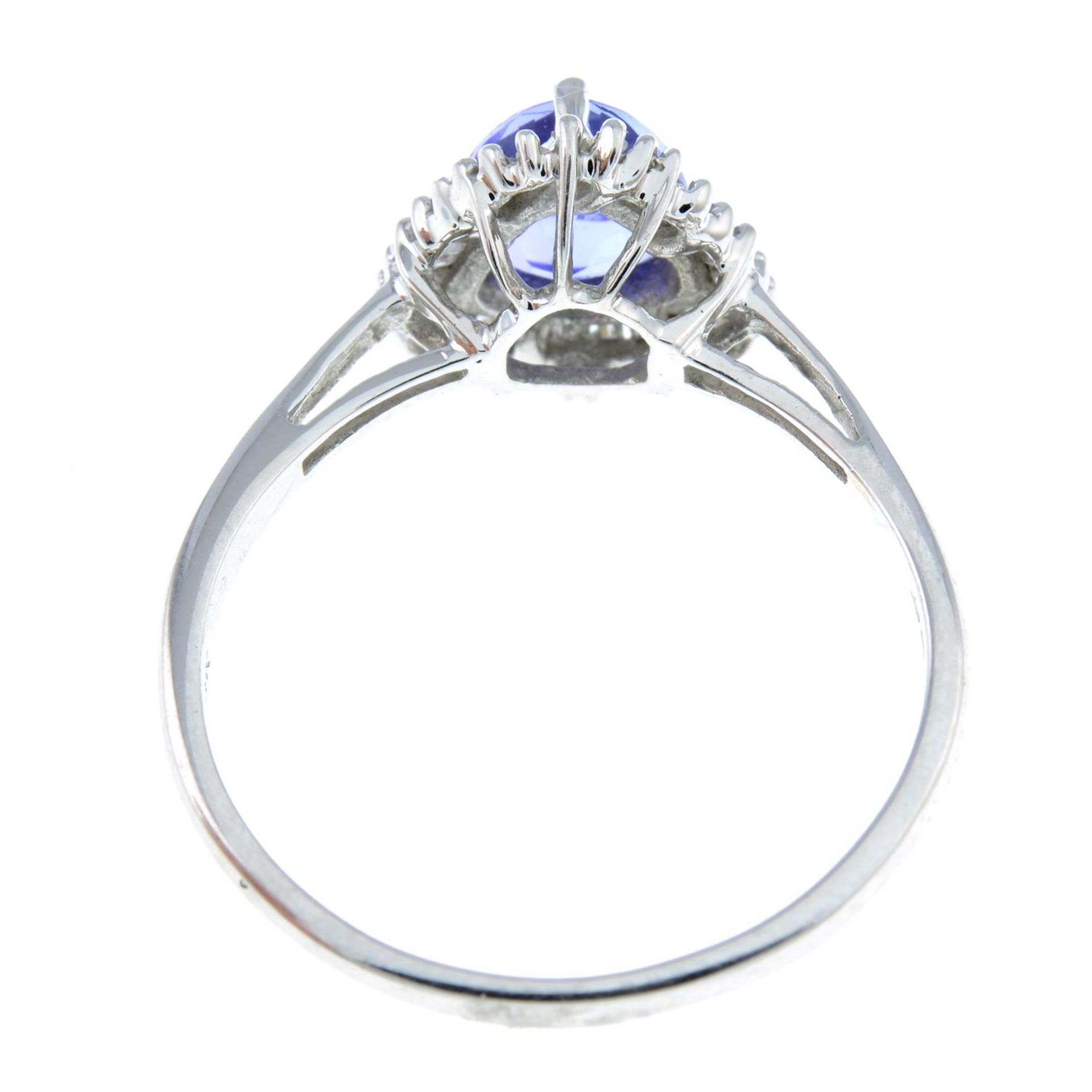 A 14ct gold tanzanite and diamond cluster ring. - Bild 2 aus 2