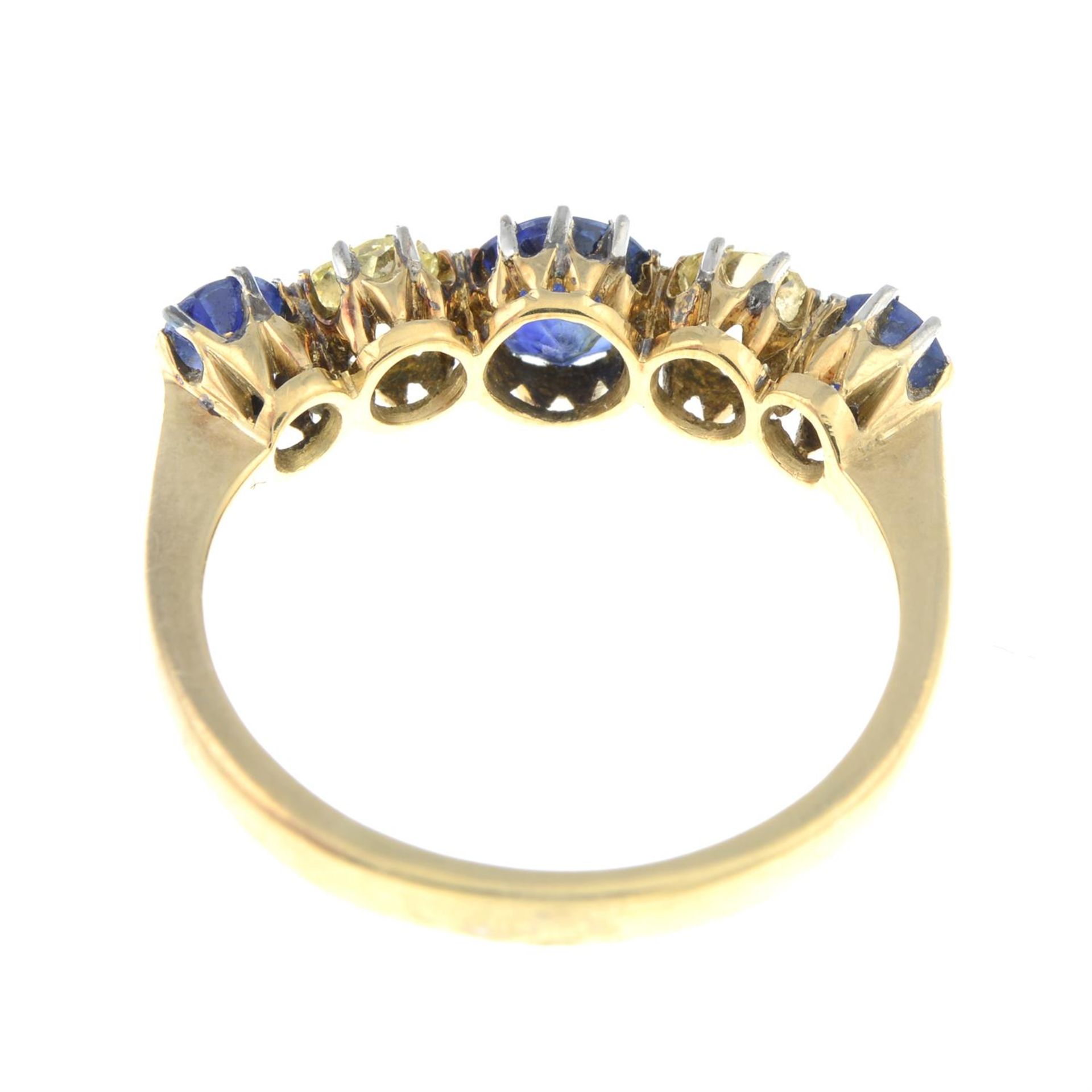 A sapphire and old-cut 'yellow' diamond five-stone ring. - Bild 2 aus 2