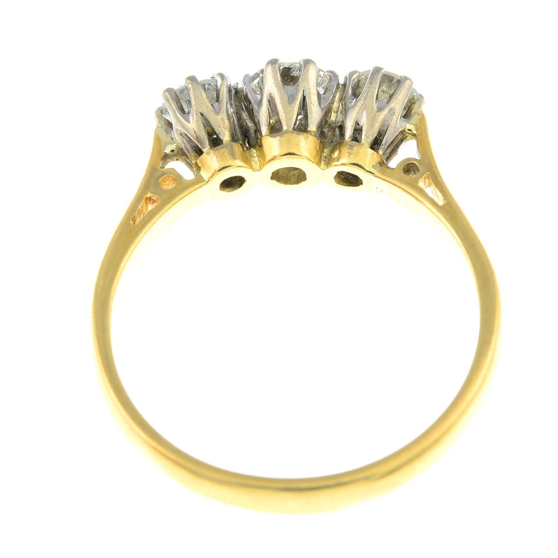 An 18ct gold brilliant-cut diamond three-stone ring. - Bild 2 aus 2