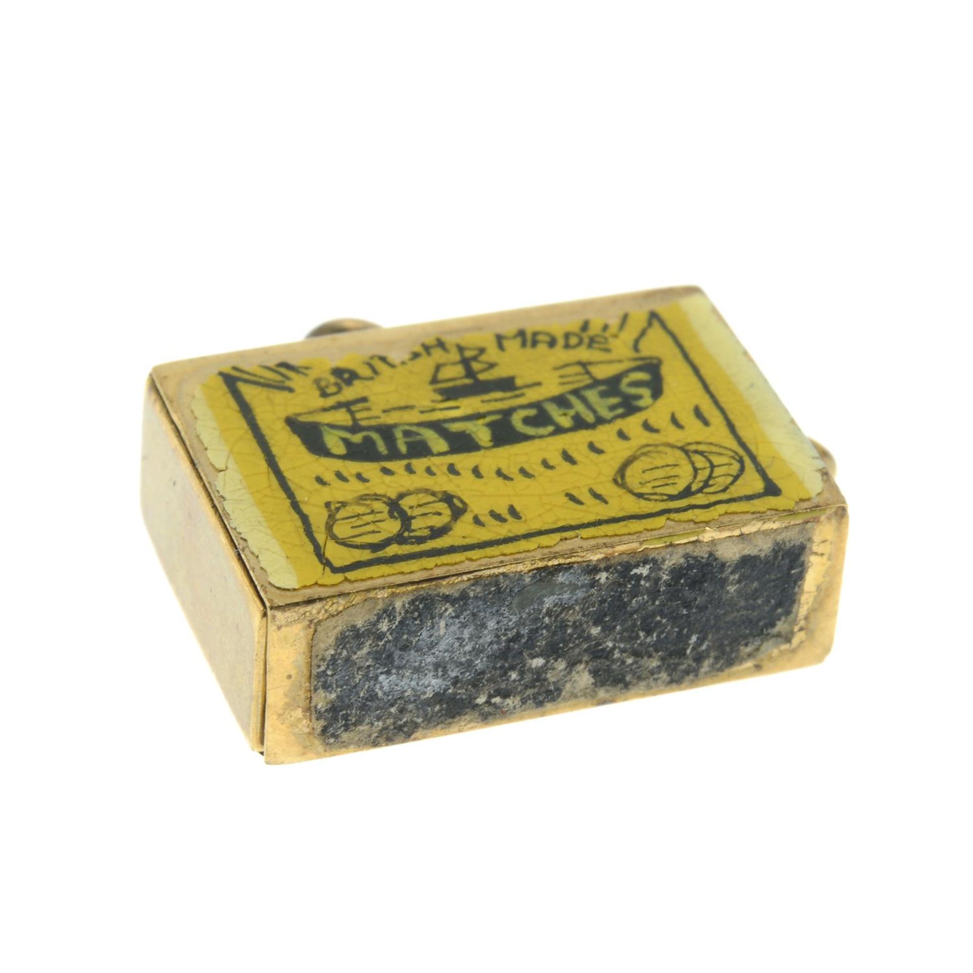 A 9ct gold miniature match box charm, with enamel detail. - Bild 3 aus 3