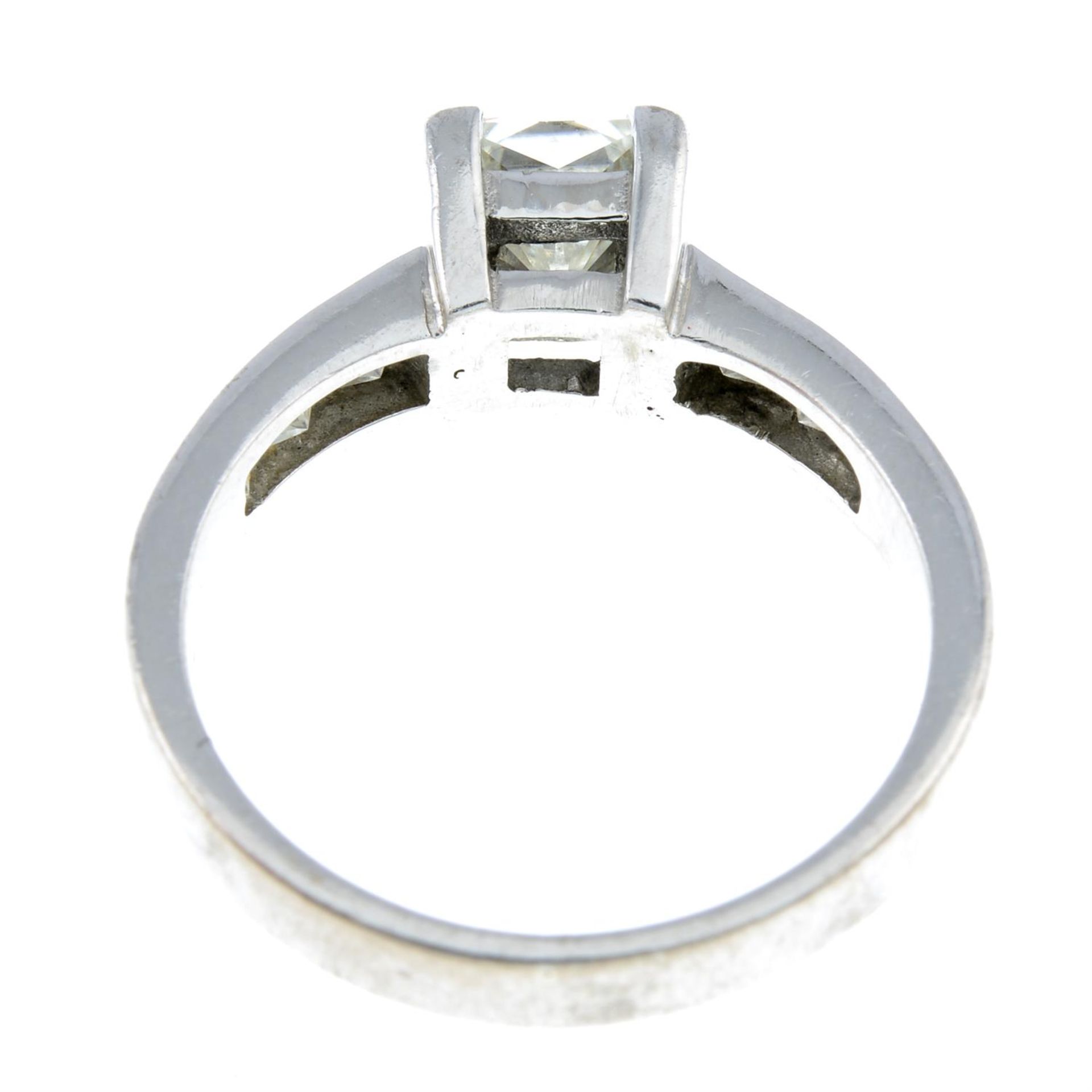 An 18ct gold synthetic moissanite ring. - Bild 2 aus 2