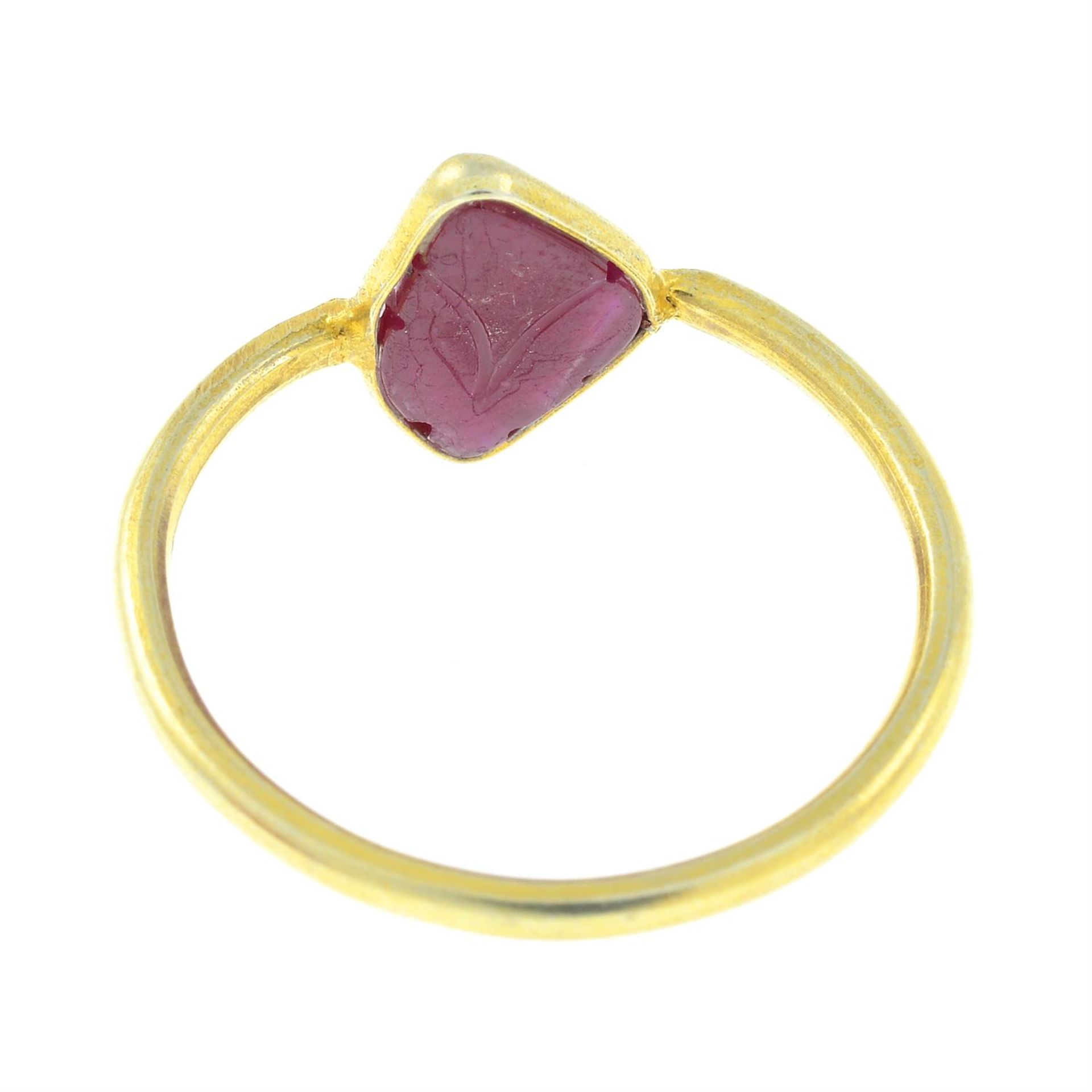 A foliate carved ruby cabochon single-stone ring. - Image 2 of 2