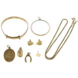 A selection of jewellery, to include a 9ct gold St. Christopher pendant and a holographic glass eye