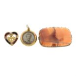 A selection of early 20th century jewellery, to include two agate brooches and a locket.