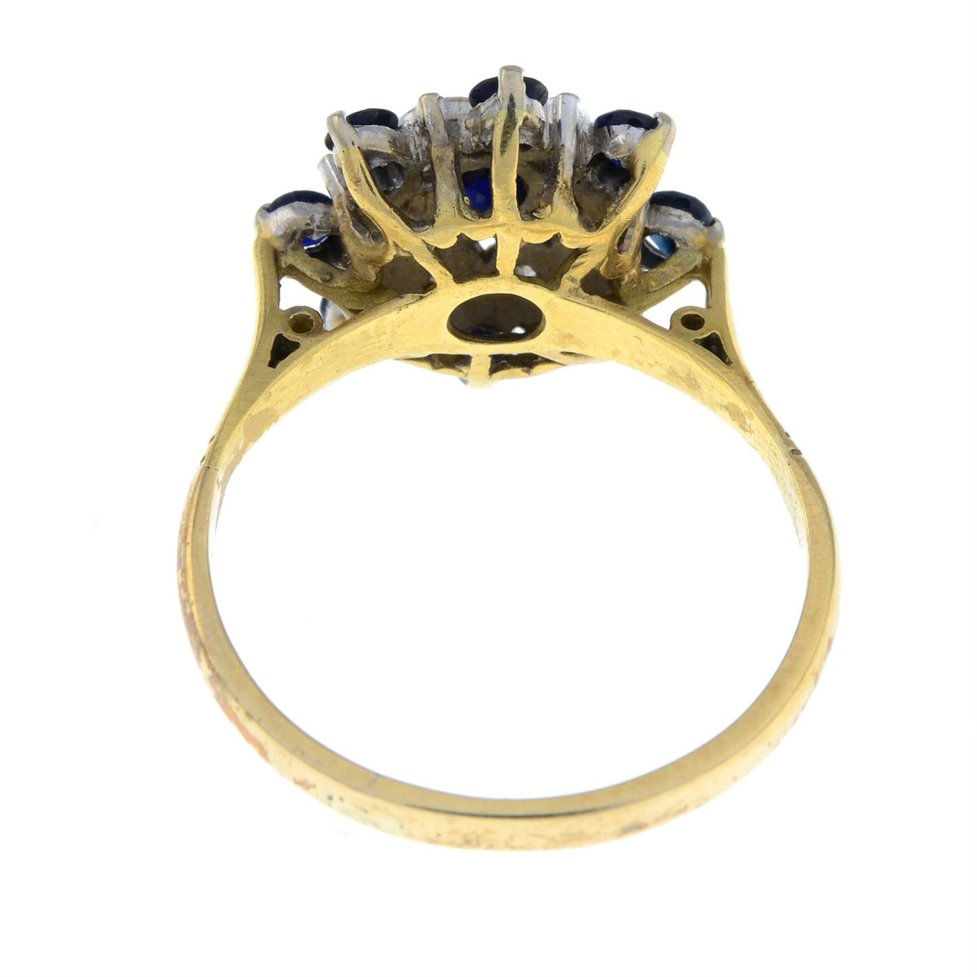 A sapphire and diamond cluster ring. - Bild 2 aus 2