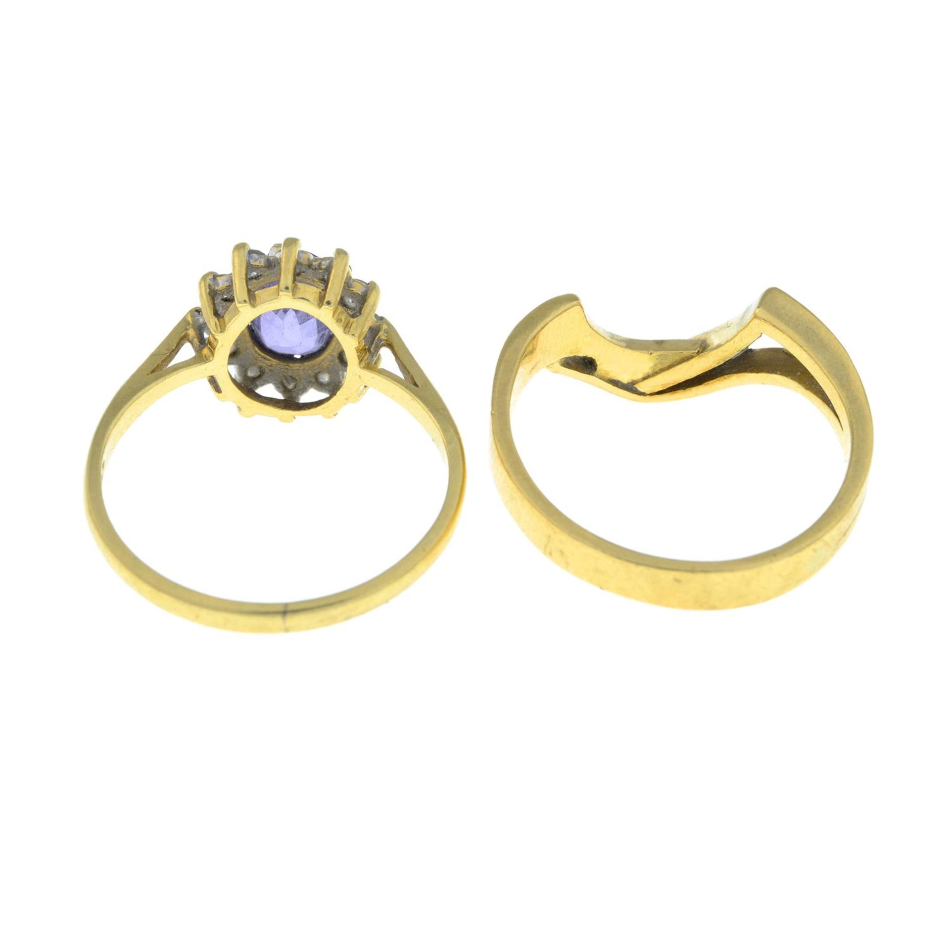 A set of 18ct gold rings, comprising a sapphire and diamond cluster ring and a diamond accent - Bild 2 aus 2