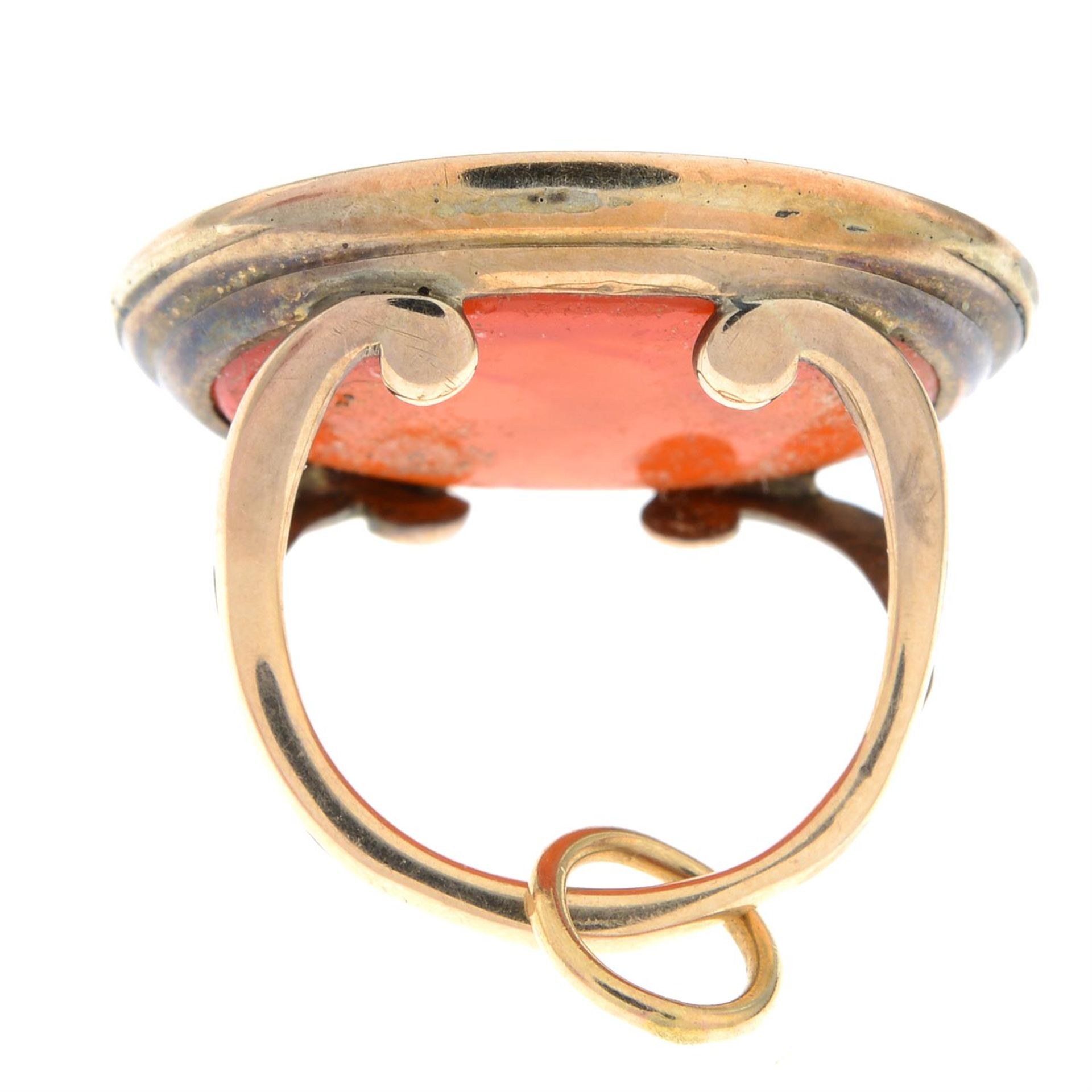 A late Victorian gold carnelian initial seal fob. - Bild 3 aus 3