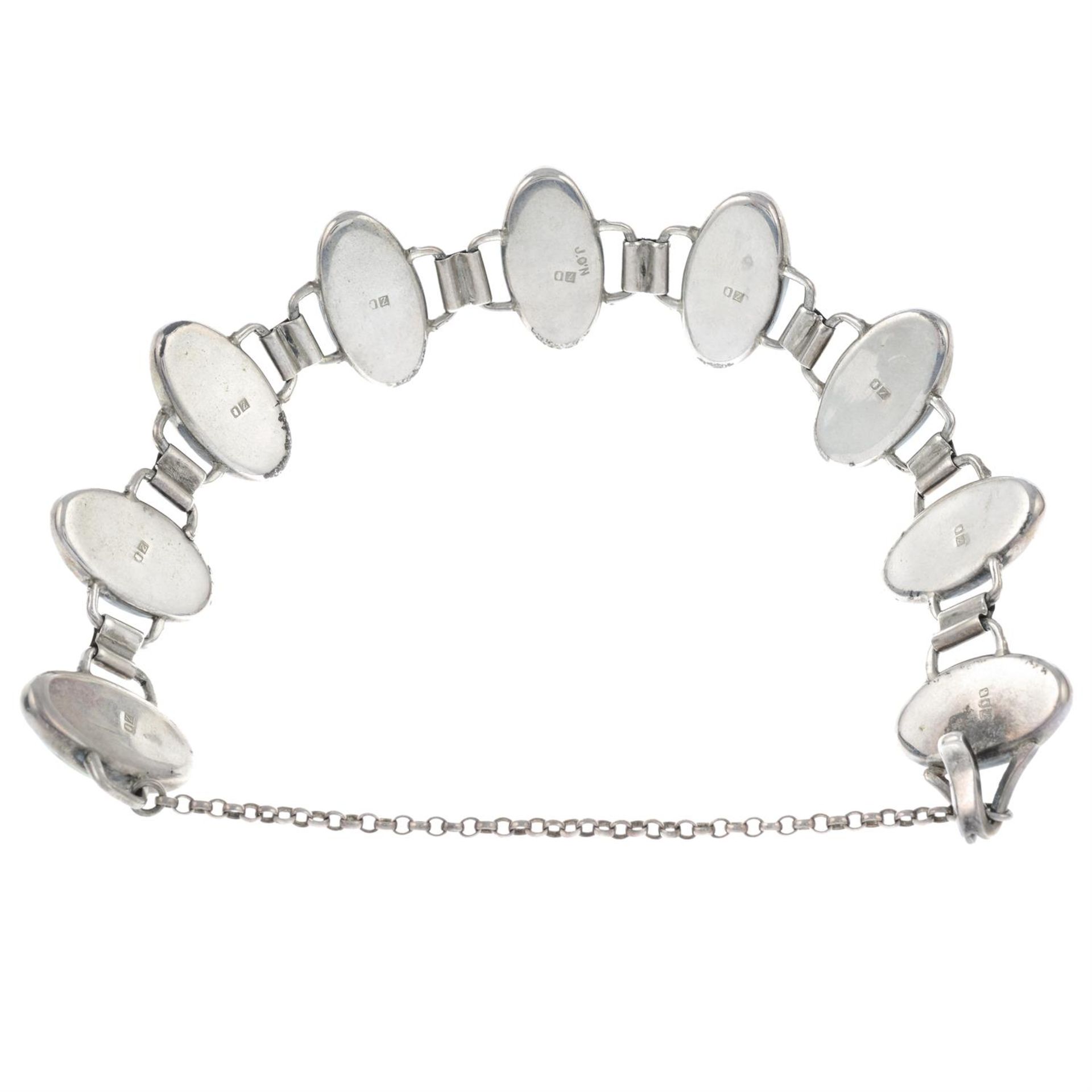 A silver nephrite bracelet. - Bild 2 aus 2