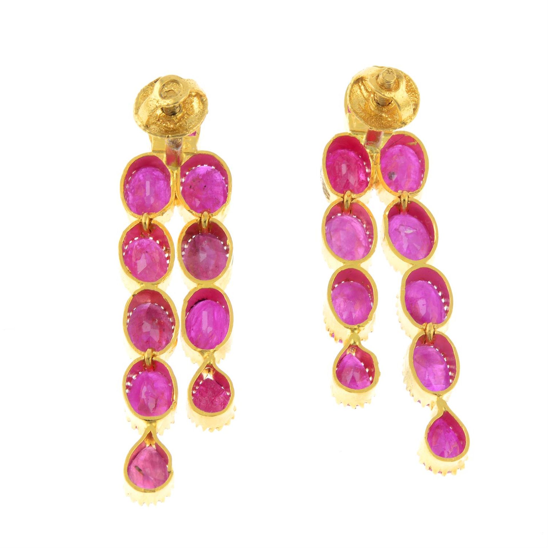 A pair of ruby screw-back drop earrings. - Bild 2 aus 2