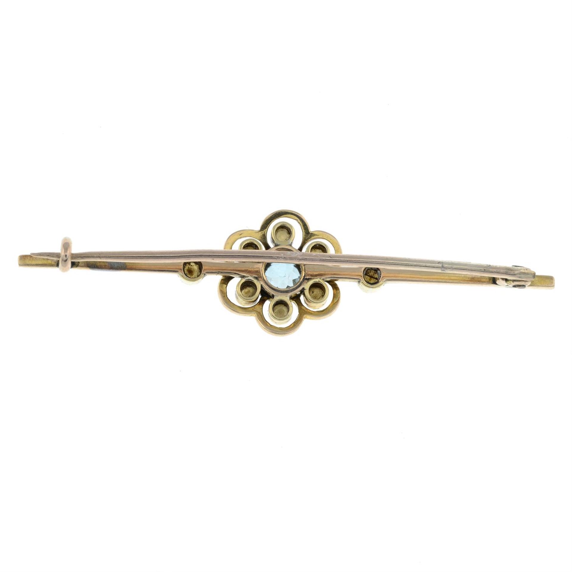 An early 20th century zircon and split pearl bar brooch. - Bild 2 aus 2