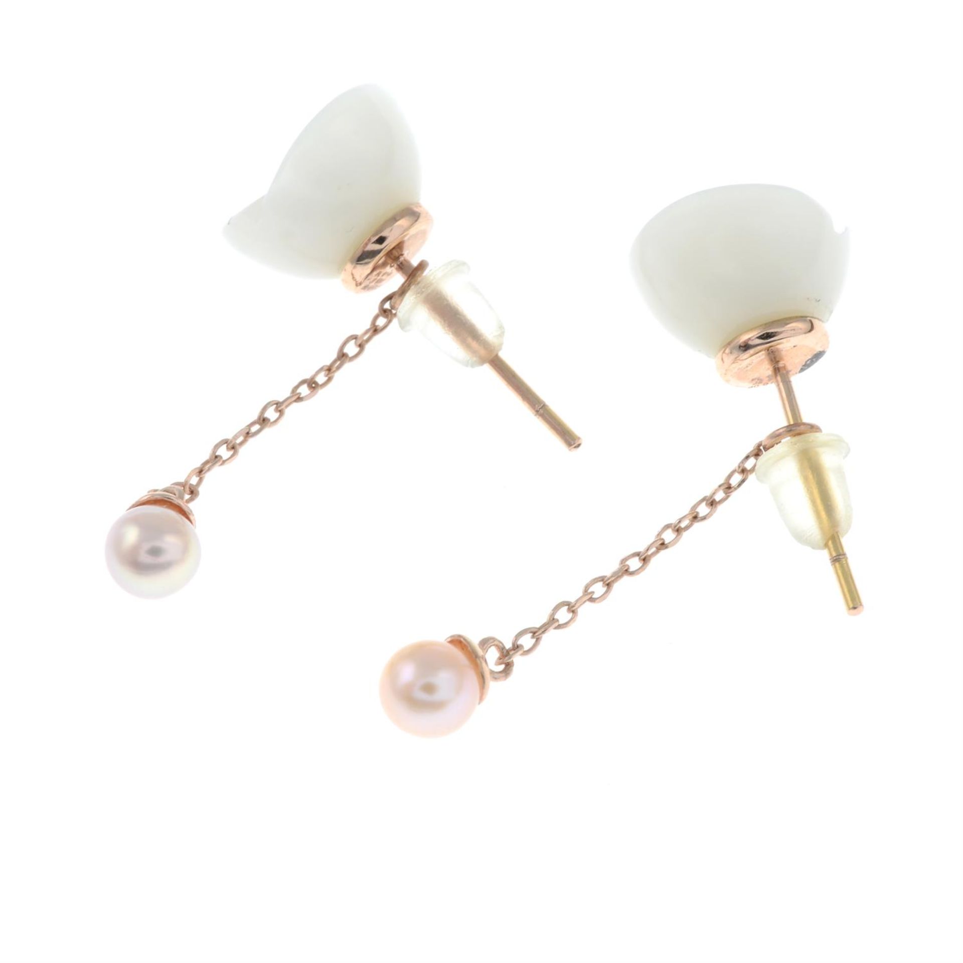 A pair of jade and diamond floral earrings, with cultured pearl detachable drop. - Bild 2 aus 2
