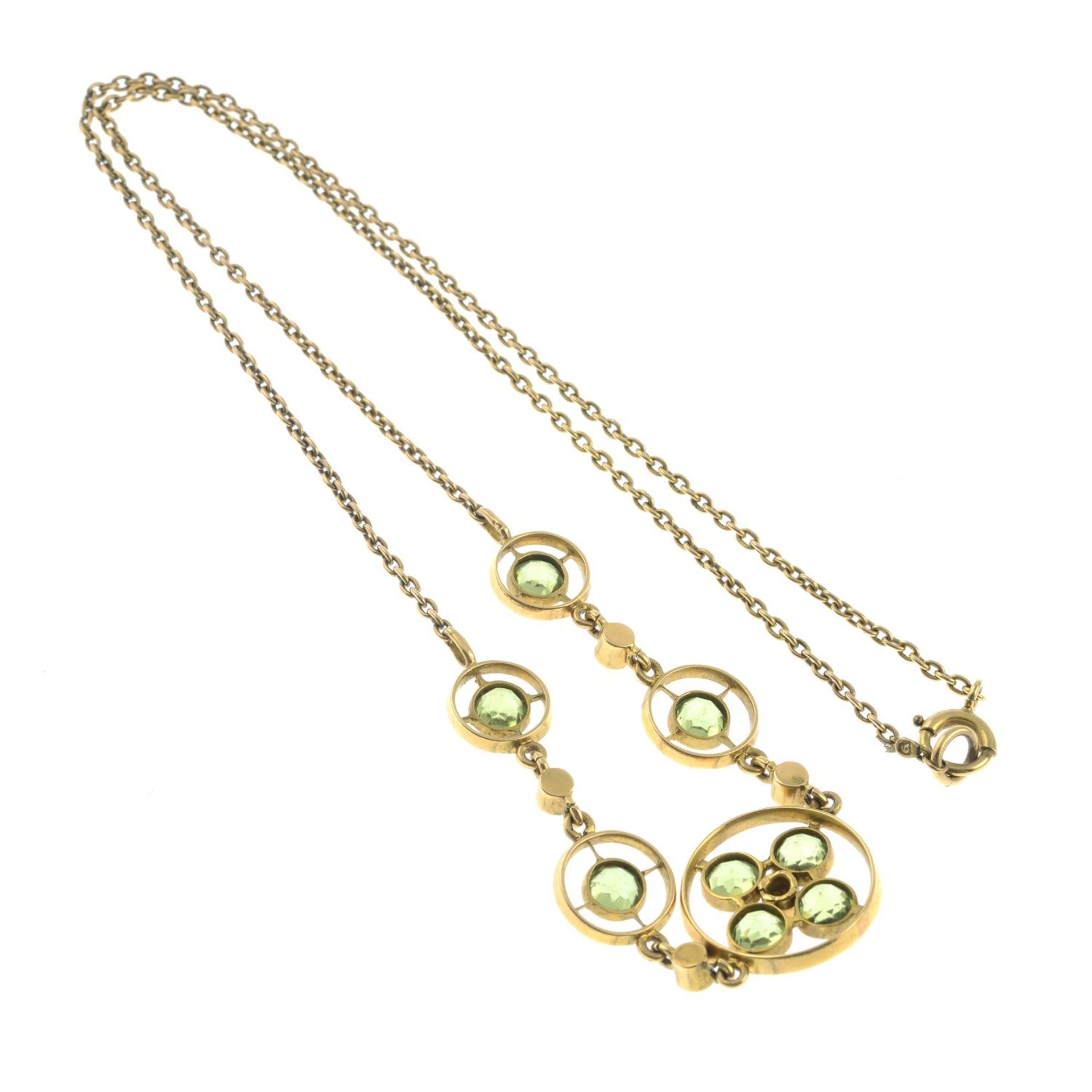 An early 20th century 9ct gold peridot and split pearl openwork necklace. - Bild 2 aus 2