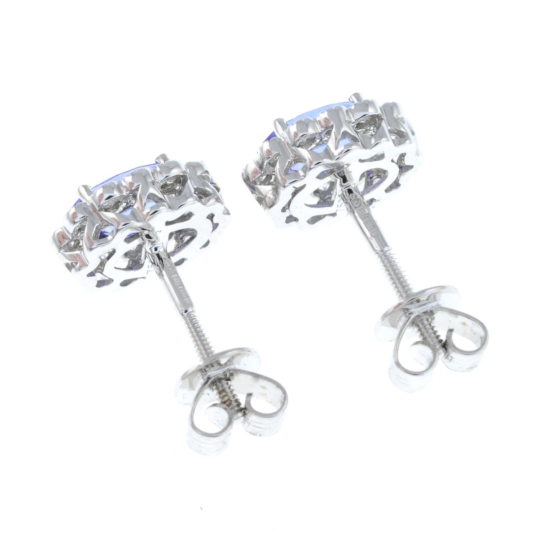 A pair of 18ct gold tanzanite and brilliant-cut diamond cluster earrings. - Bild 2 aus 2