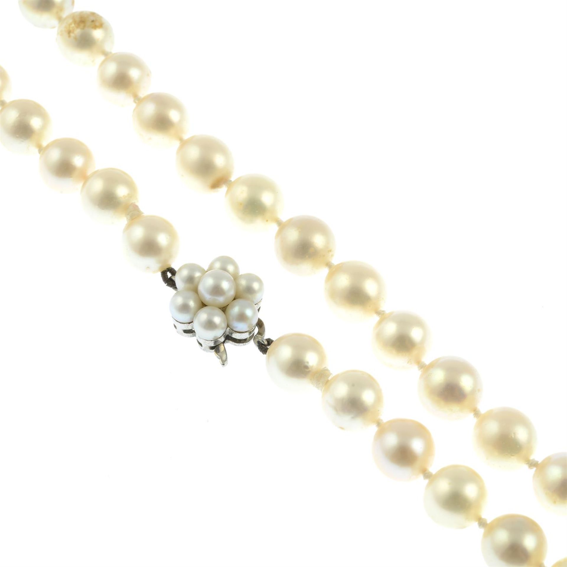 A 1960s cultured pearl necklace, with 9ct gold cultured pearl floral clasp. - Bild 2 aus 2
