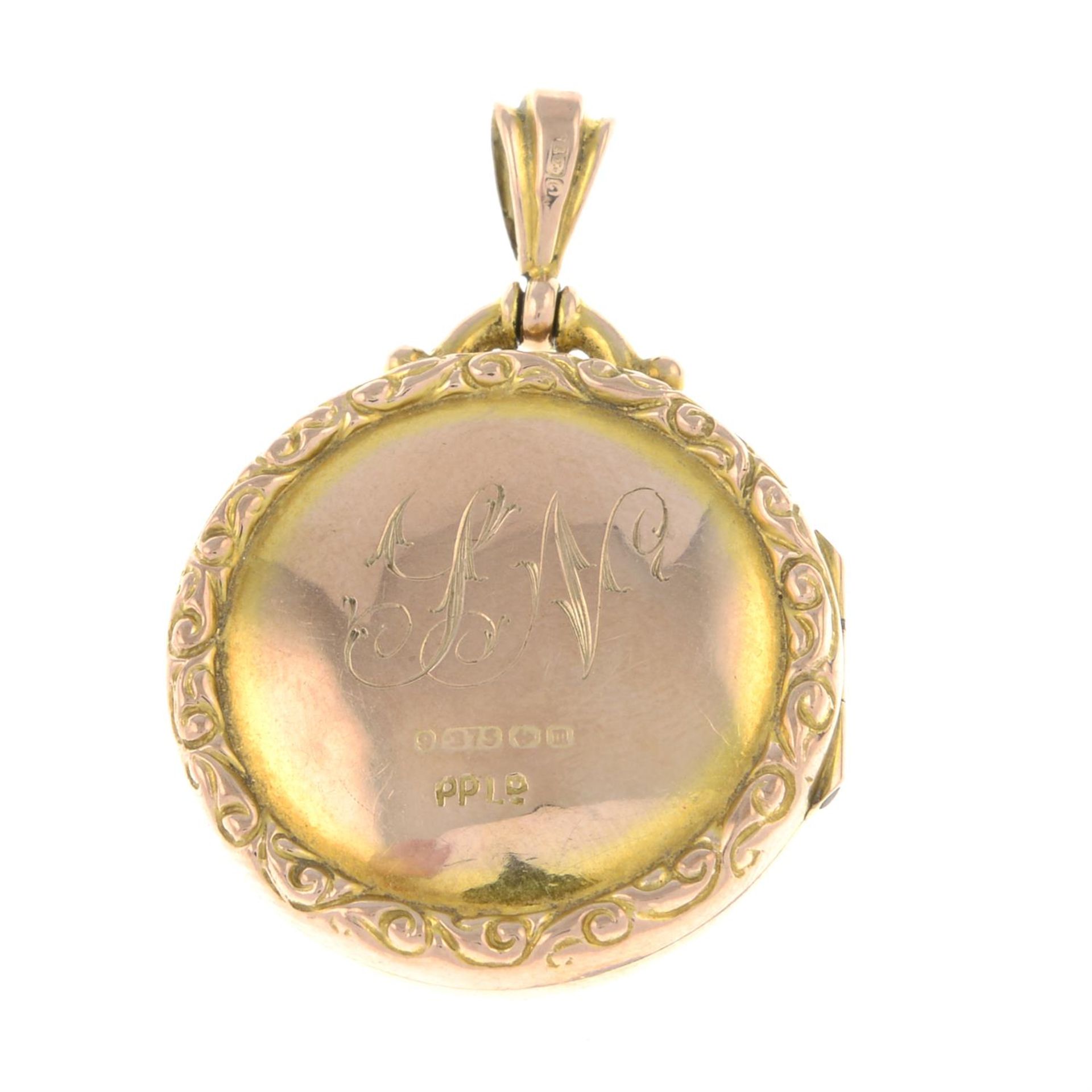 An early 20th century 9ct gold foliate locket pendant. - Bild 2 aus 2