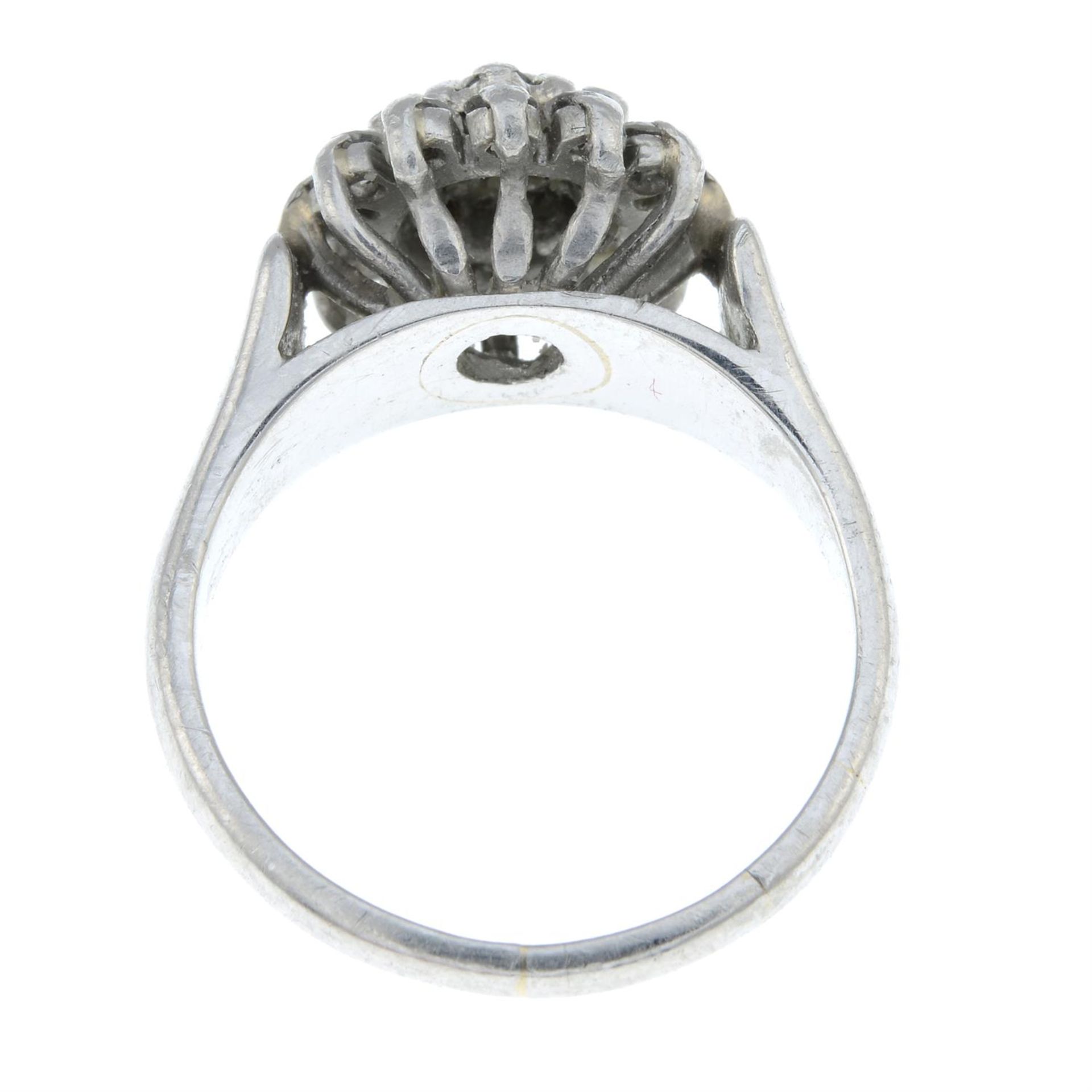 A platinum brilliant-cut diamond cluster ring. - Bild 2 aus 2