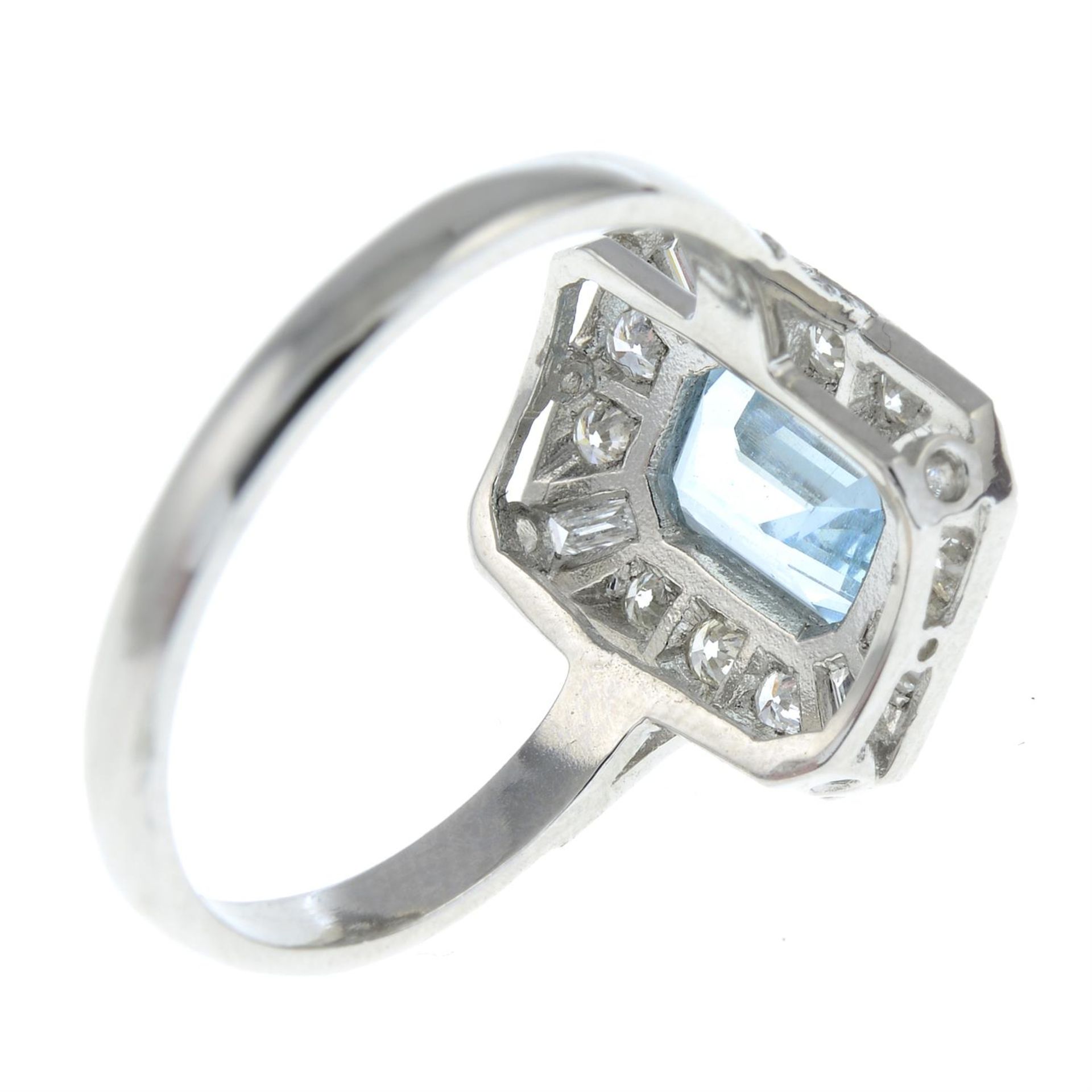 An aquamarine and brilliant-cut diamond ring. - Bild 2 aus 2